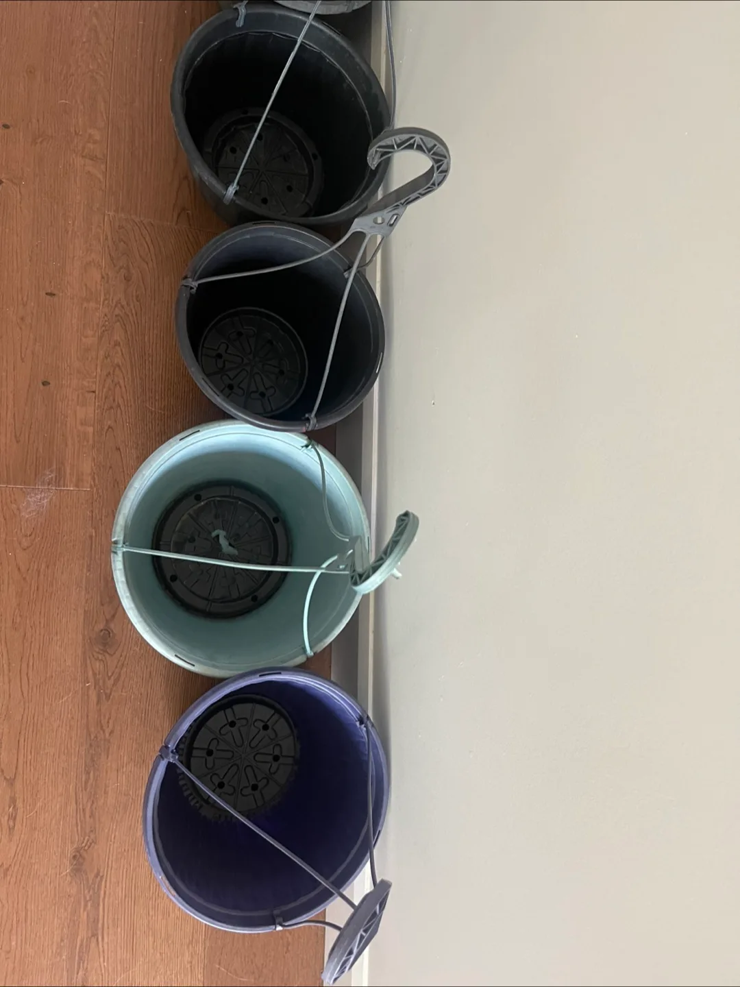 8 Hanging Plant Pots - Assorted Sizes & Colours image indicator(3)