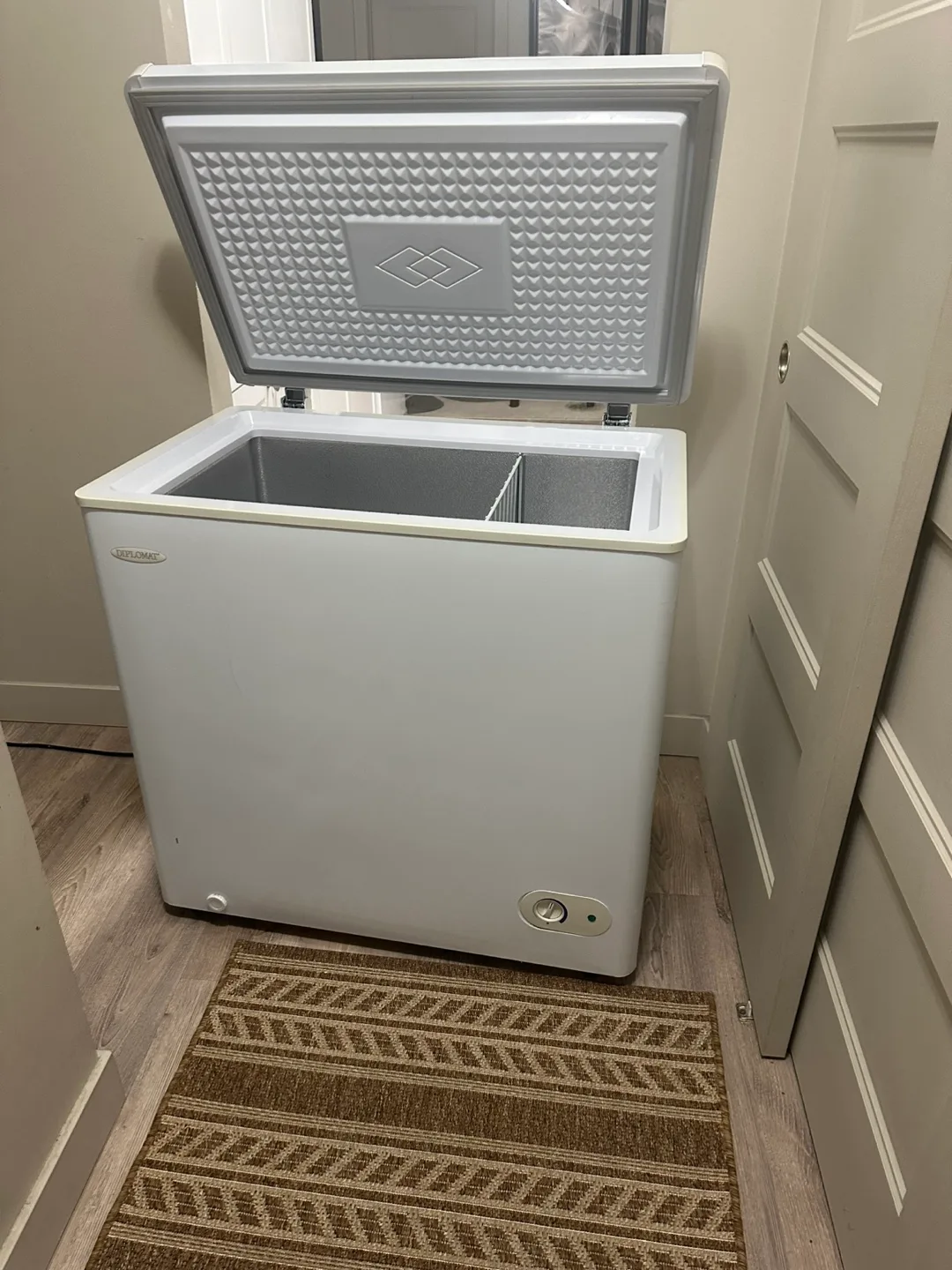 Apartment-size freezer in excellent working condition thumbnail