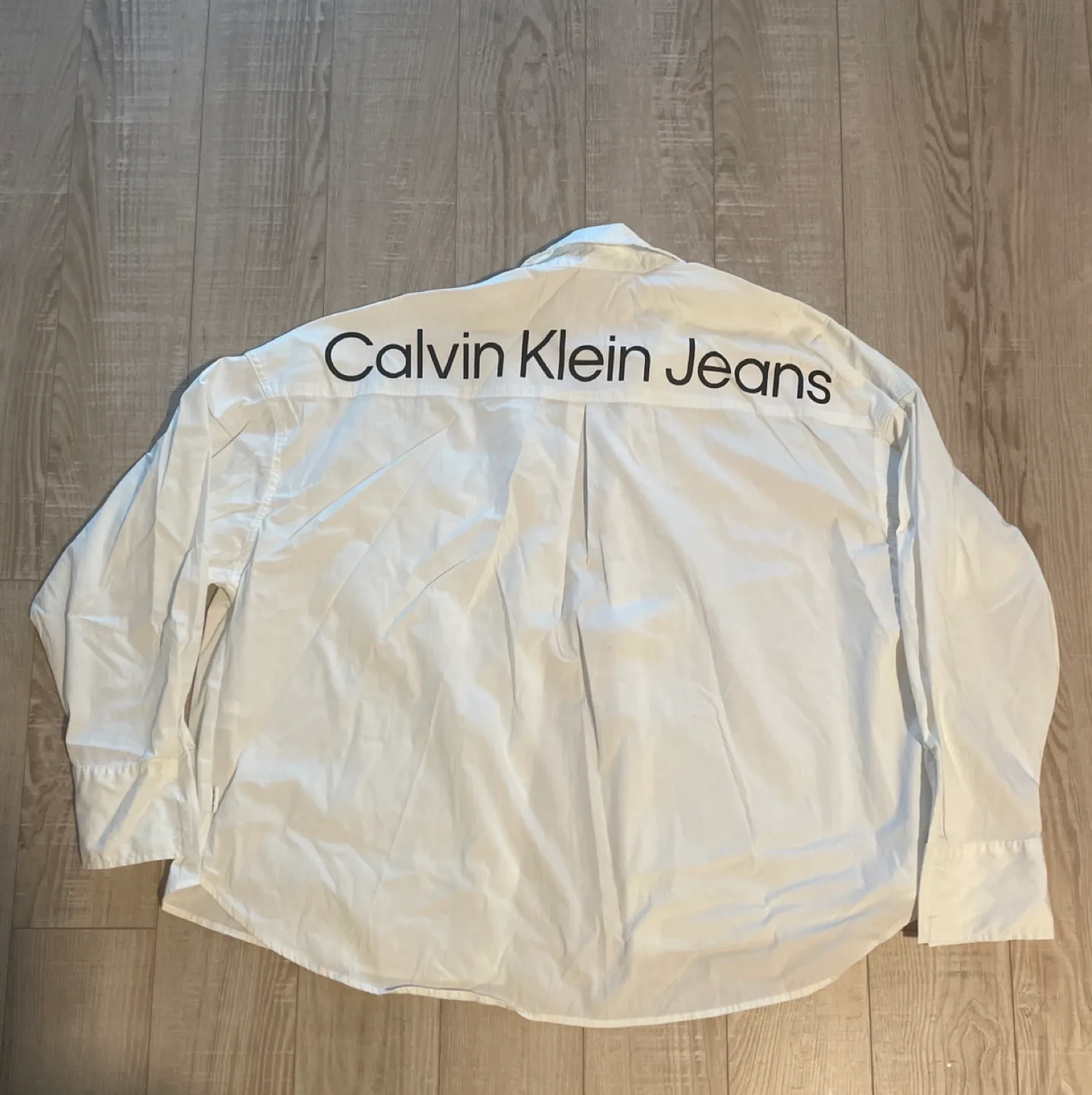 White Calvin Klein Unisex Chemise – Like New thumbnail