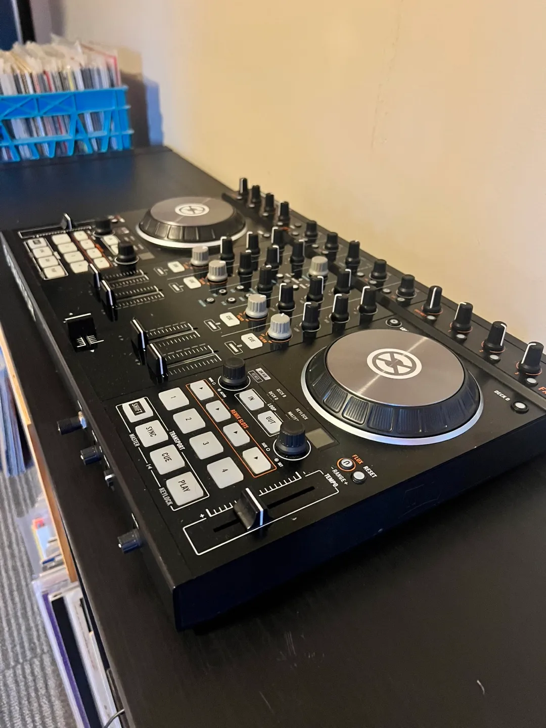Traktor Kontrol S4 MK2 DJ Controller image indicator(2)