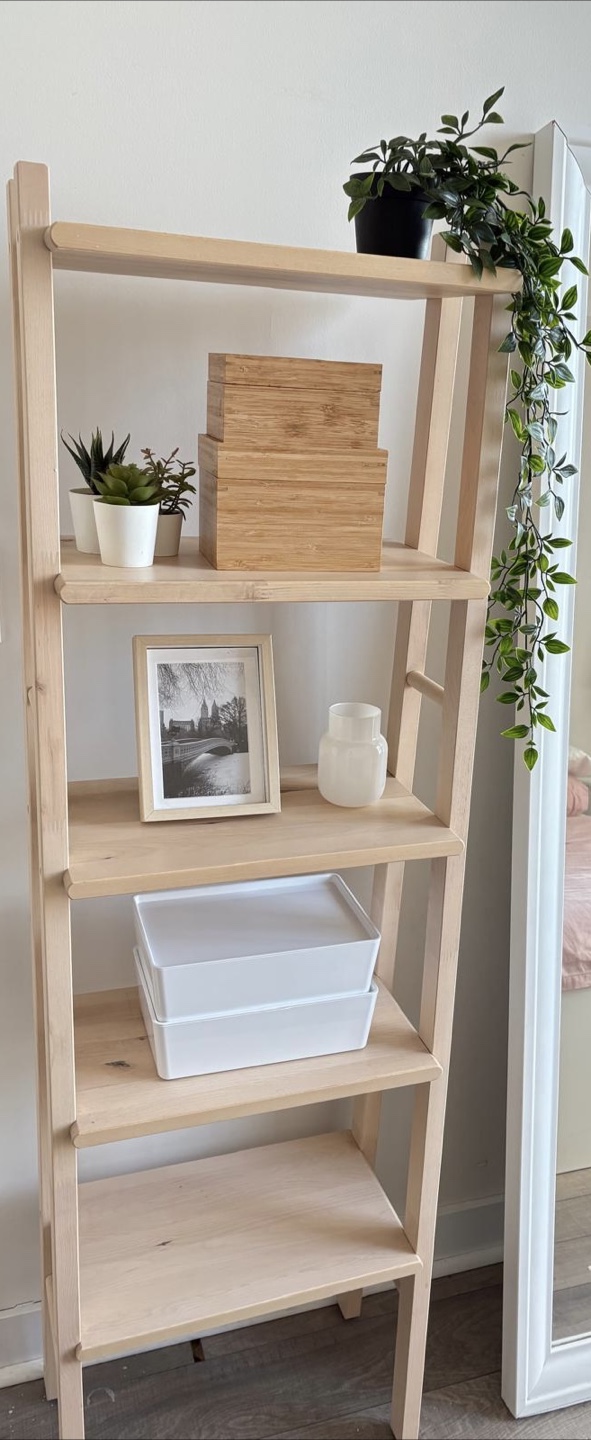 Shelf unit with  accessories