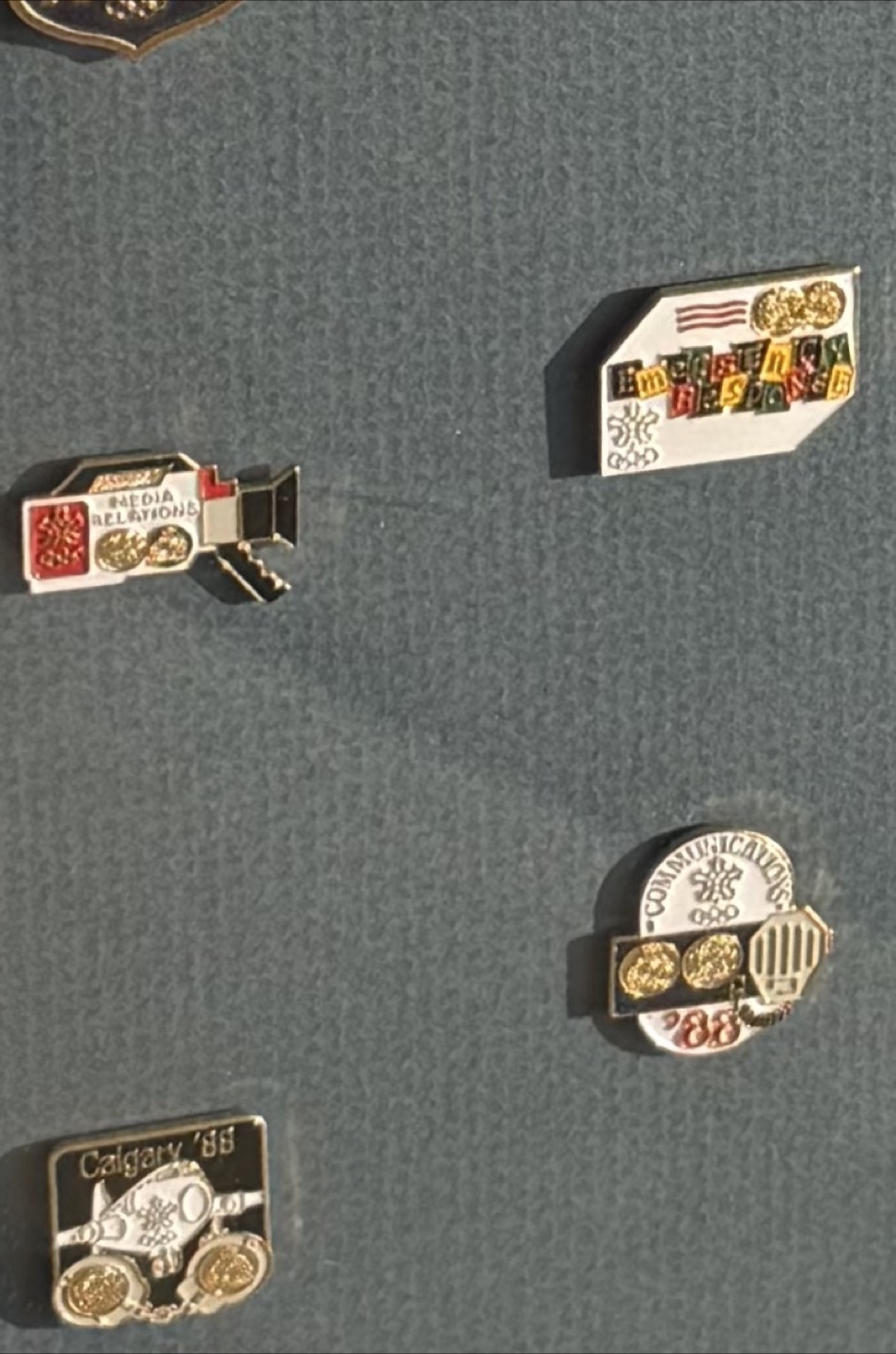 XV Olympic Winter Games Calgary 1988 Pin Set - photo 3