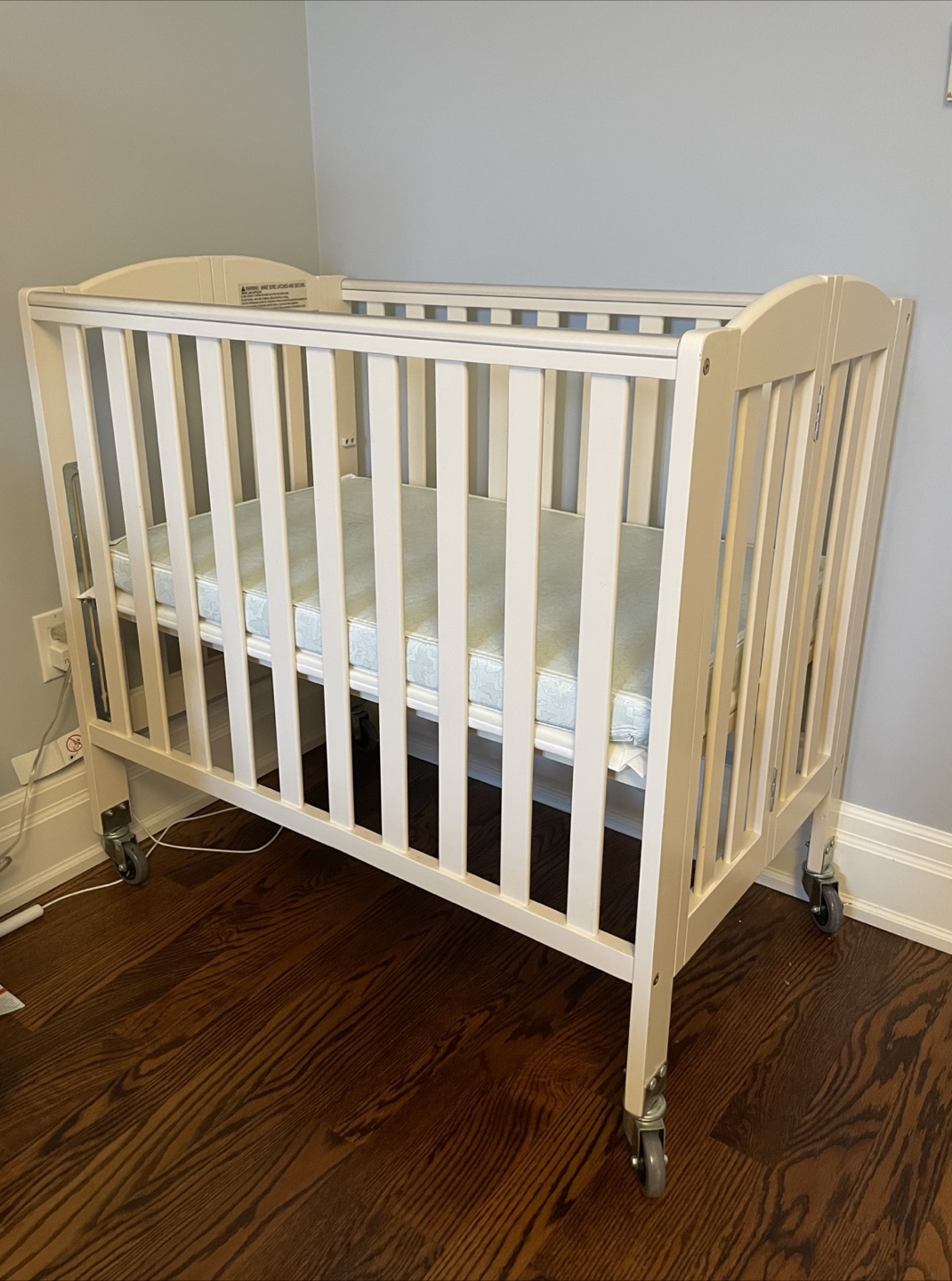 Mini Cream-coloured folding crib with mattress