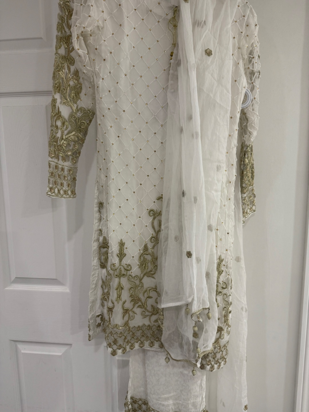 White & Gold Embroidered pakistani dress - photo 4