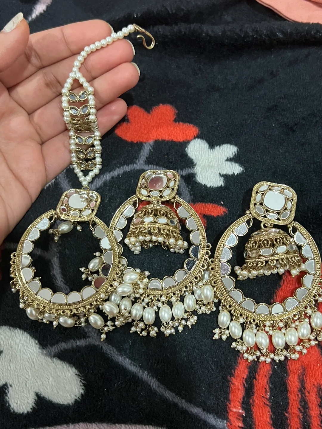 Earrings & Tikka Set thumbnail