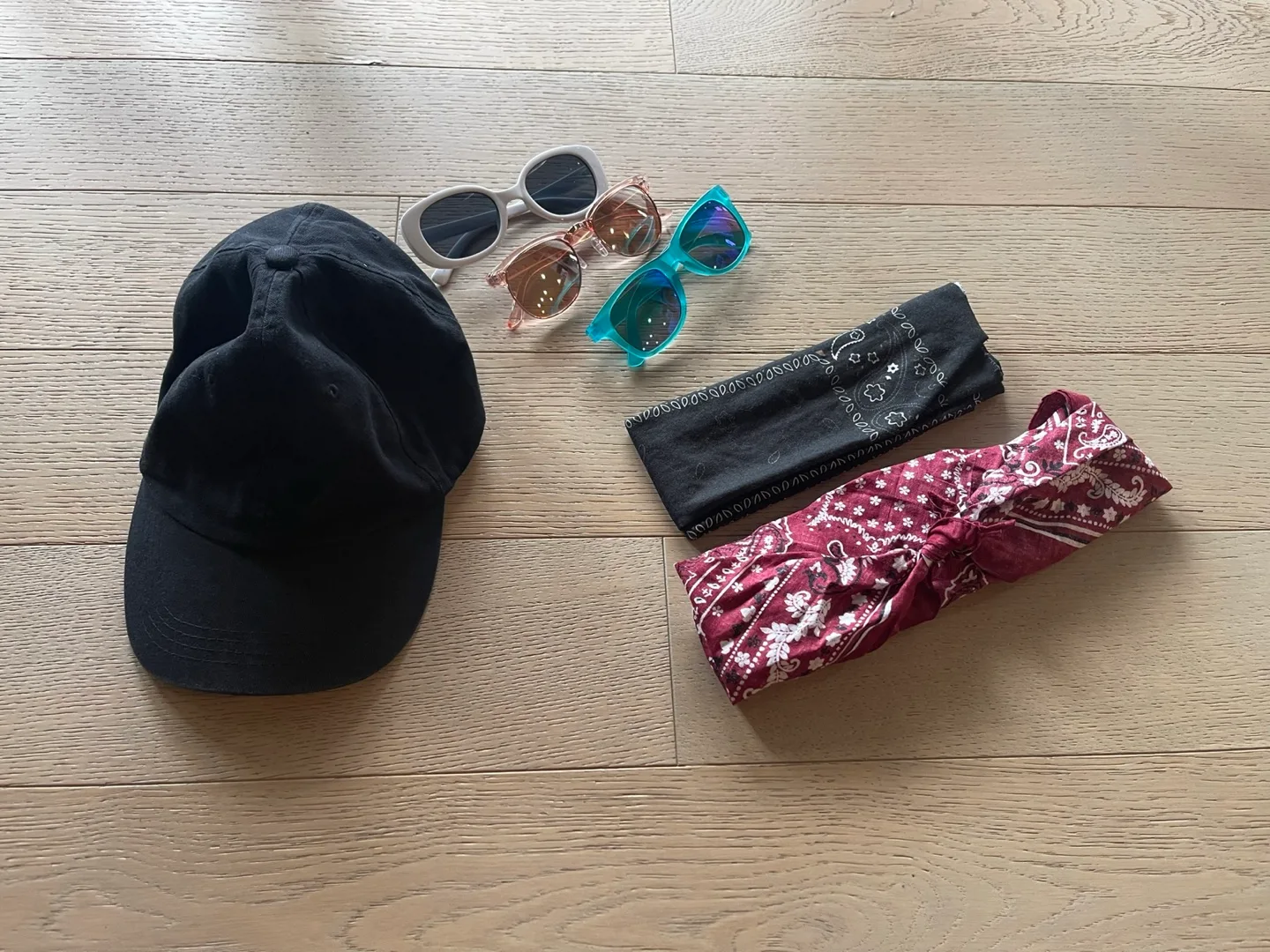 Woman’s sunglasses & hat bundle thumbnail