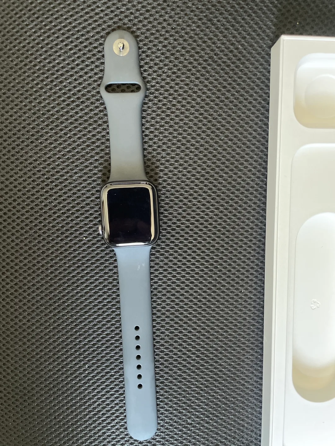 Apple Watch SE - great condition: used/ reset image indicator(2)