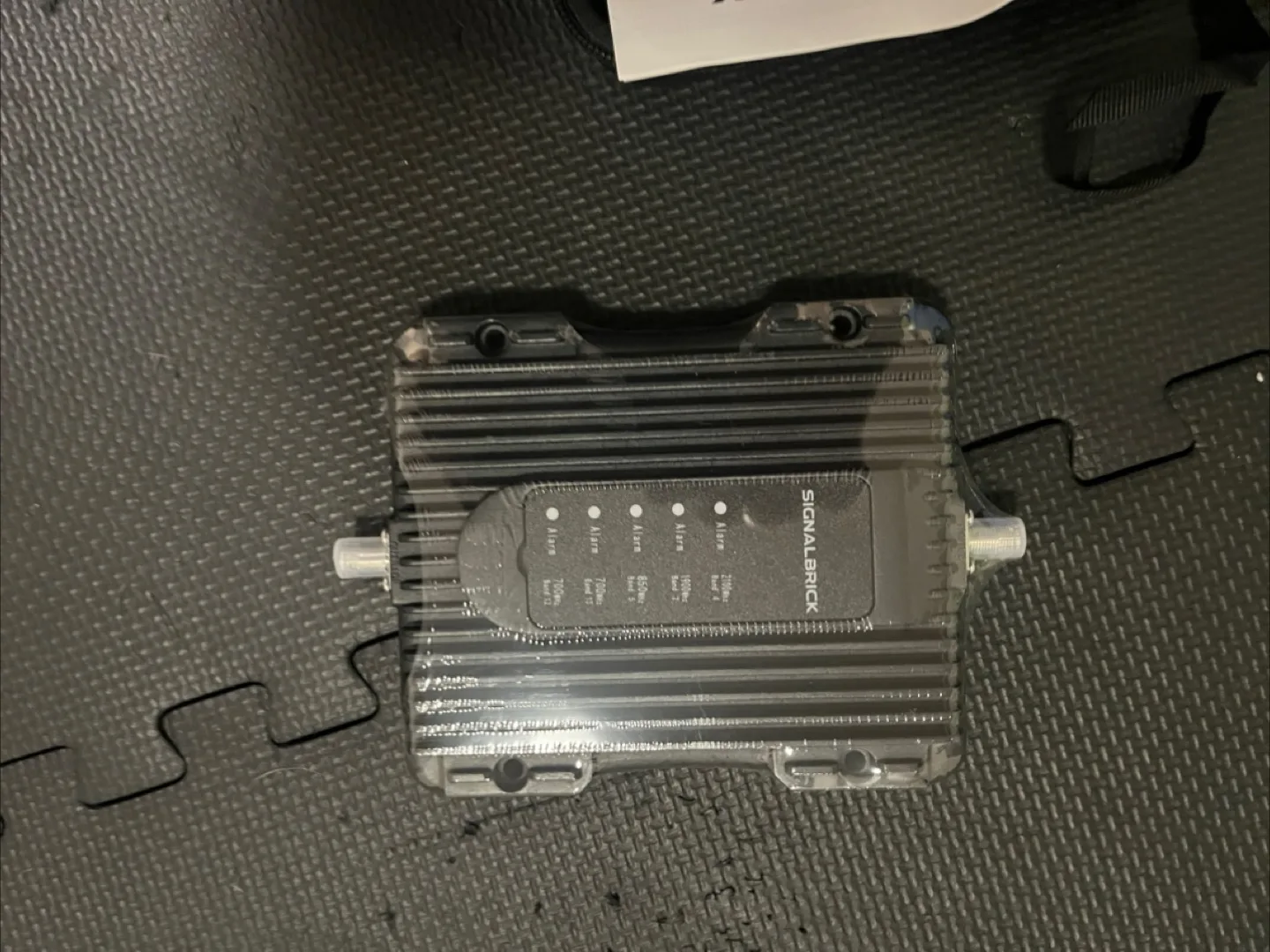 SignalBrick Cell Phone signal Booster - Black image indicator(4)