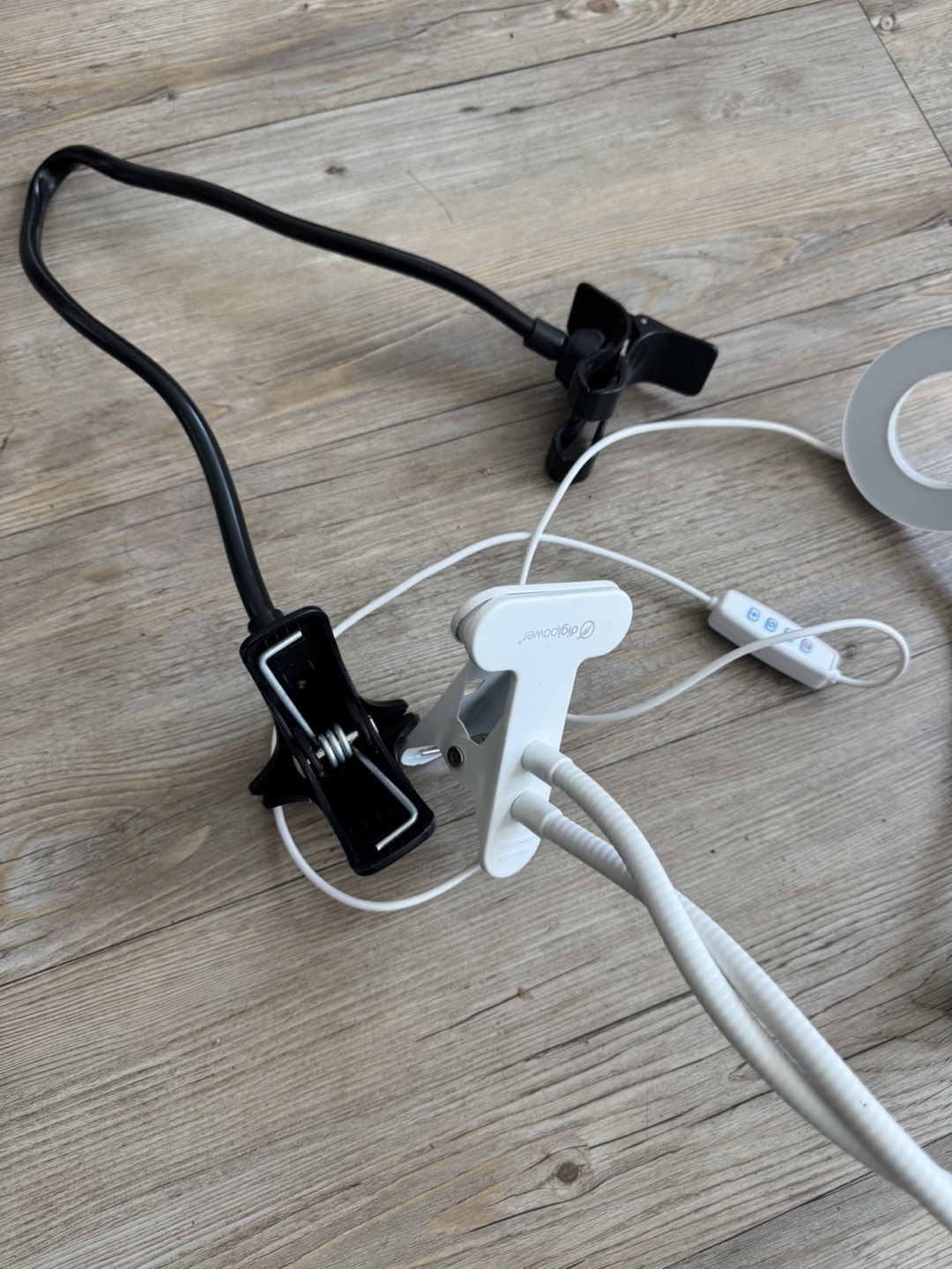 Digipower Clip-On LED Ring Light