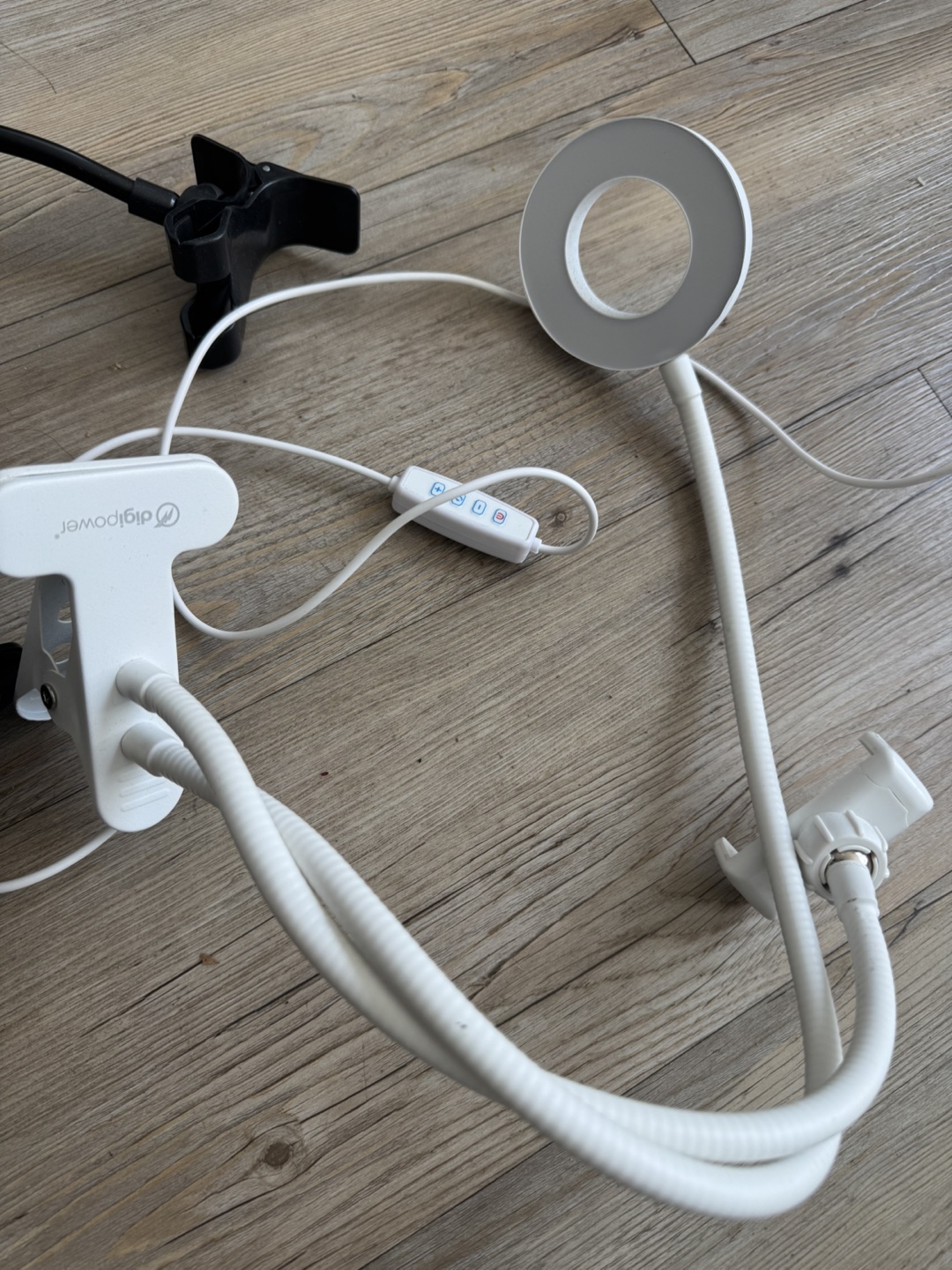 Digipower Clip-On LED Ring Light - photo 2