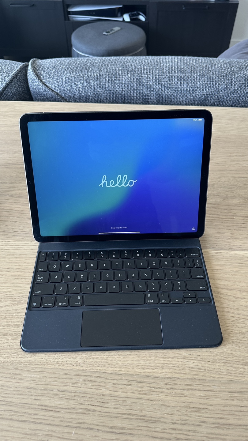 Apple iPad Air 5th (256gb/M1) & Magic Keyboard