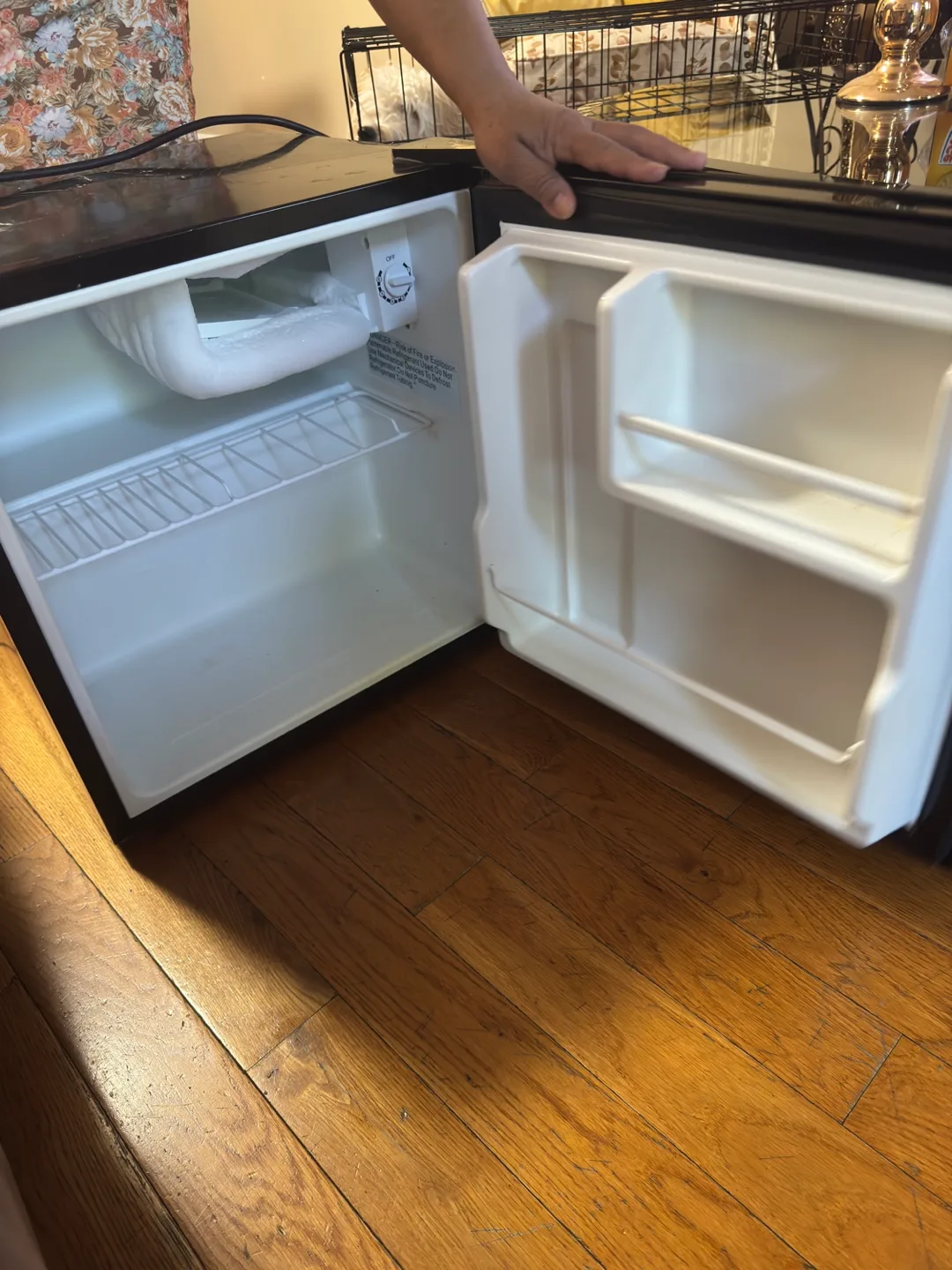 Midea Compact Mini Fridge - Black thumbnail