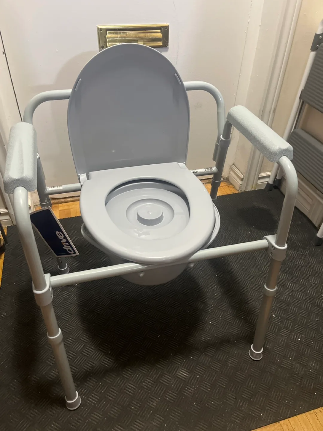 Drive Medical toliet seat stand image indicator(2)