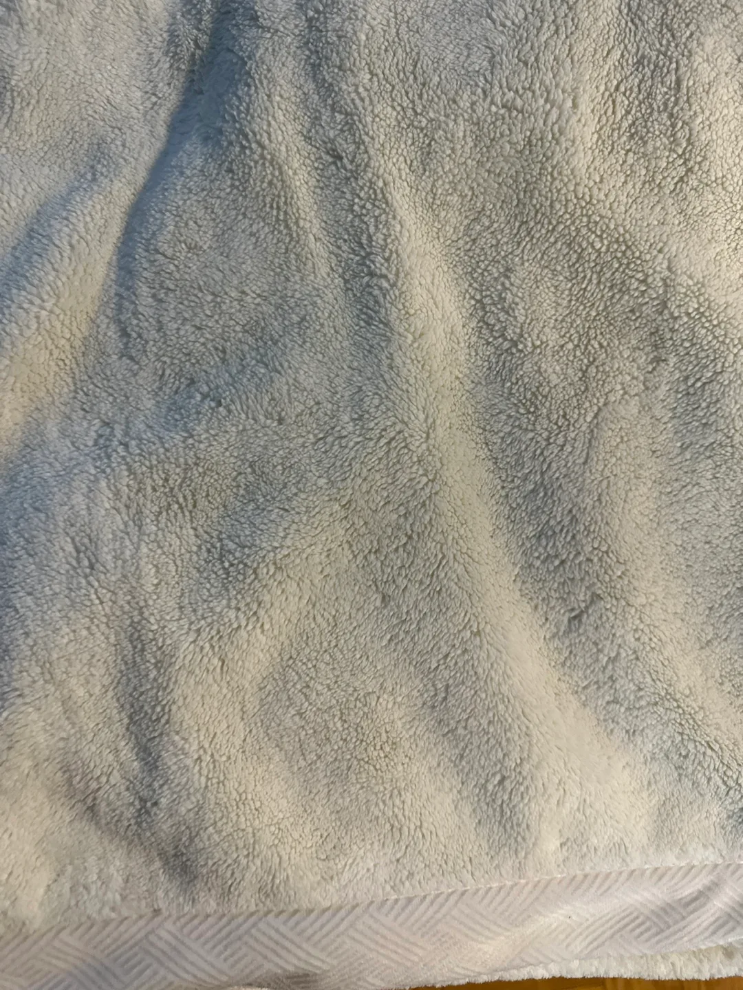 Kirkland Signature Plush Blanket - Queen Size image indicator(4)