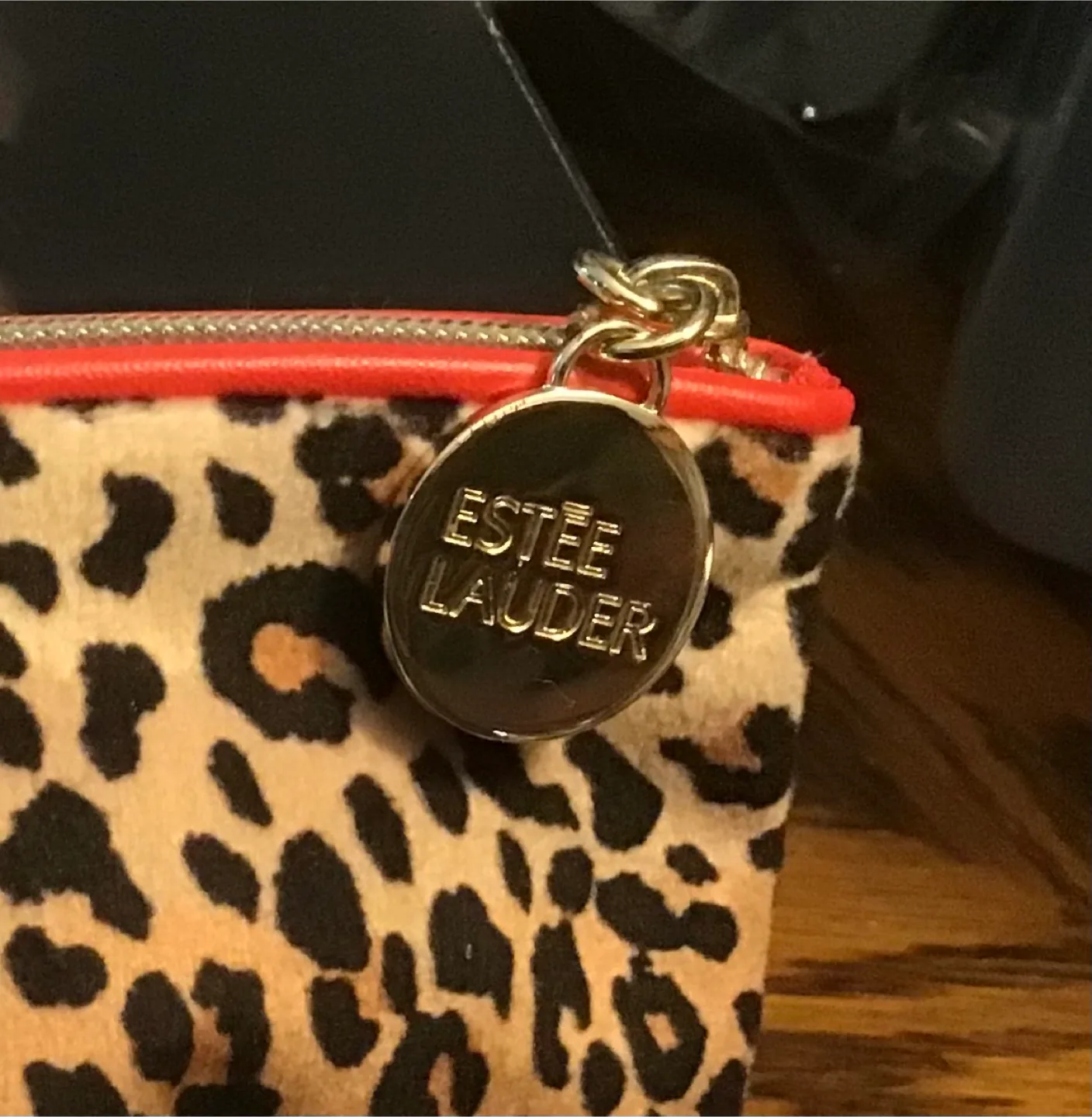 🤩 Estée Lauder Leopard Print Cosmetic Bag image indicator(3)