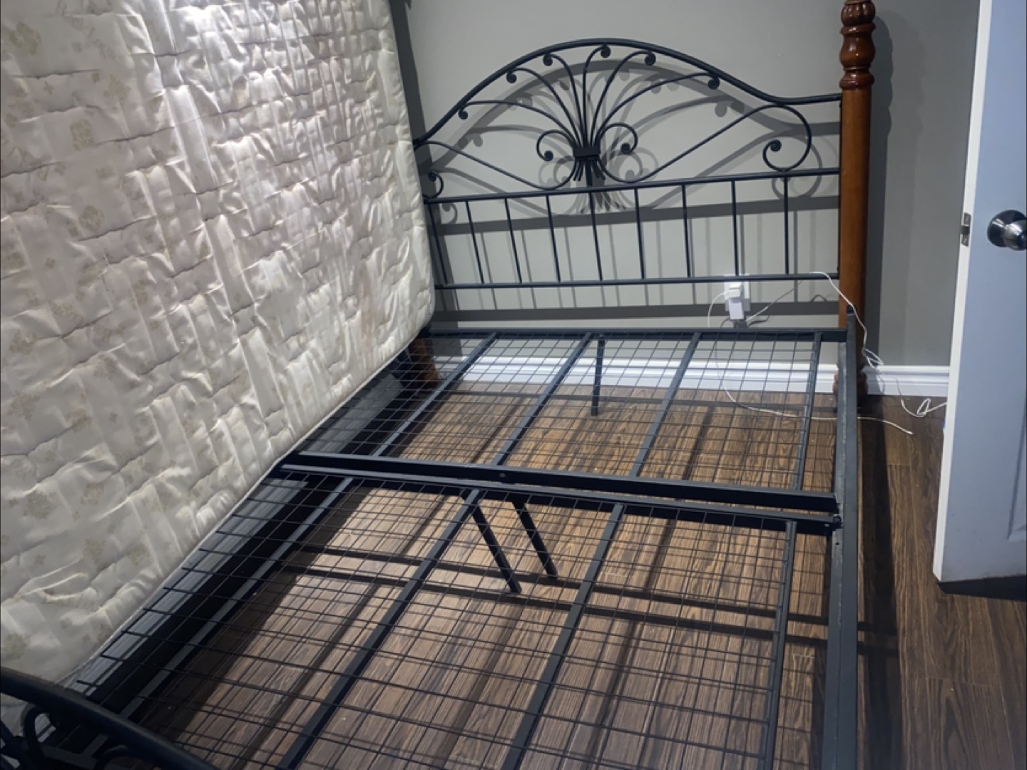 Queen size Metal bed frame with metal headboard and mattress - photo 3