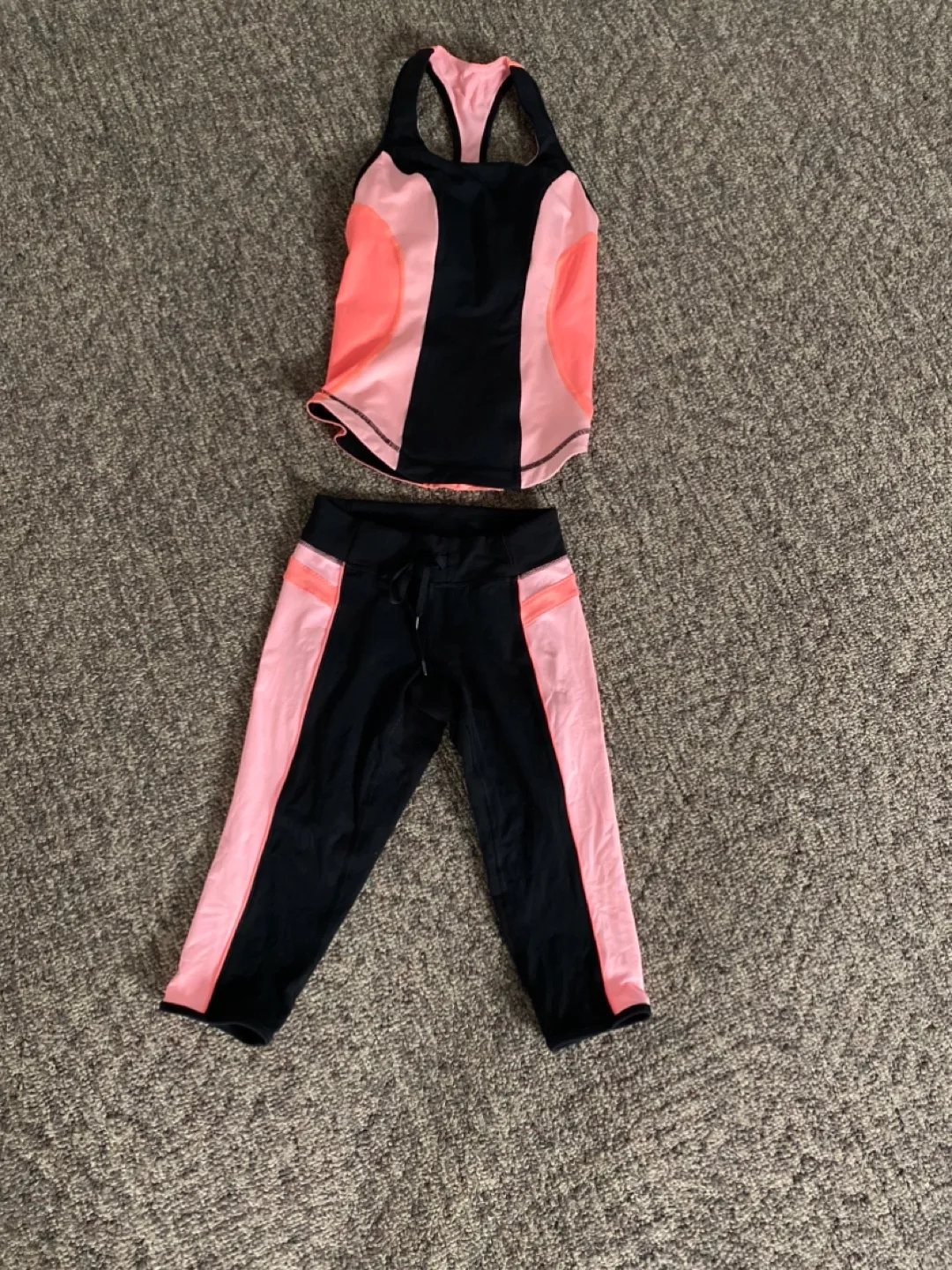Lululemon Workout Set - Top & Cropped Leggings thumbnail