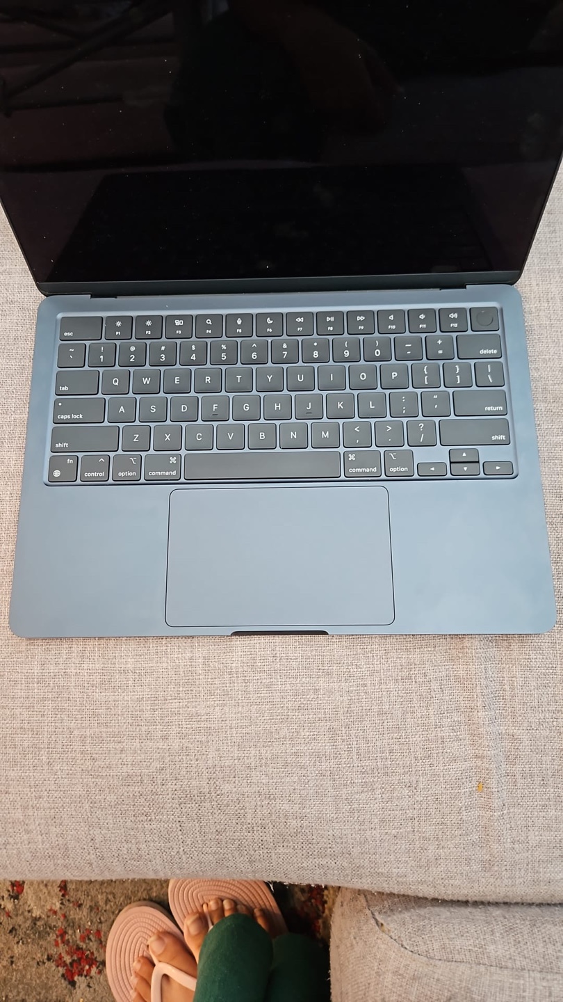 MacBook Air M2 - Excellent Condition - photo 2