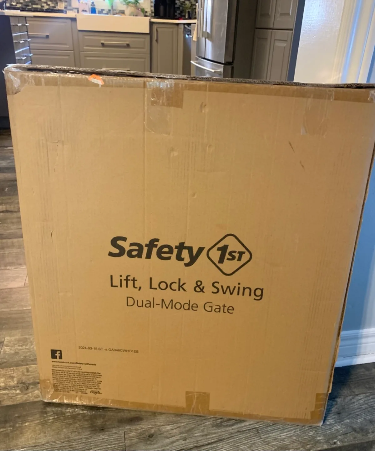 New Safety 1st Lift, Lock & Swing Gate - White image indicator(10)