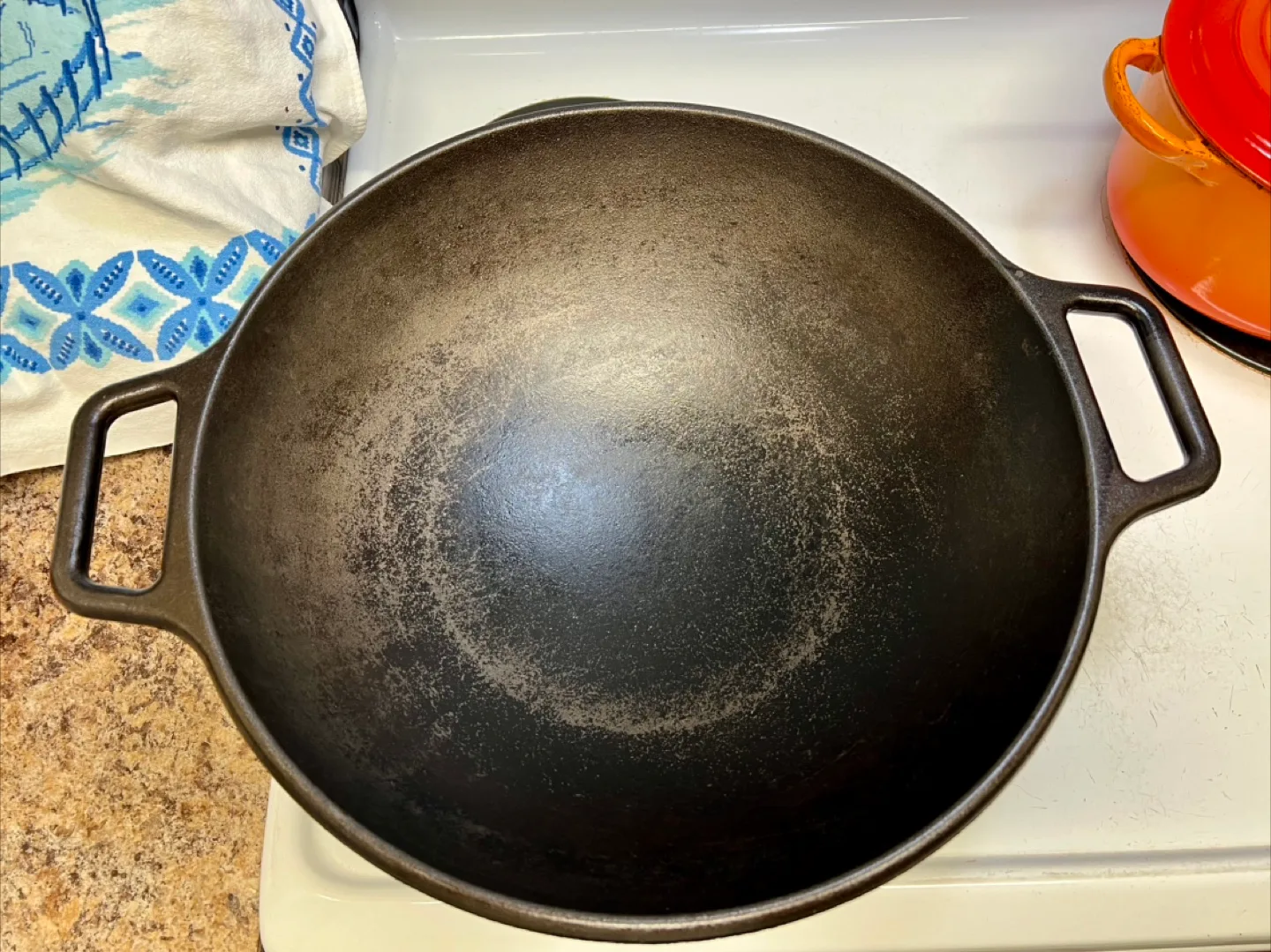 Lodge Cast Iron pro Wok with Lid image indicator(3)