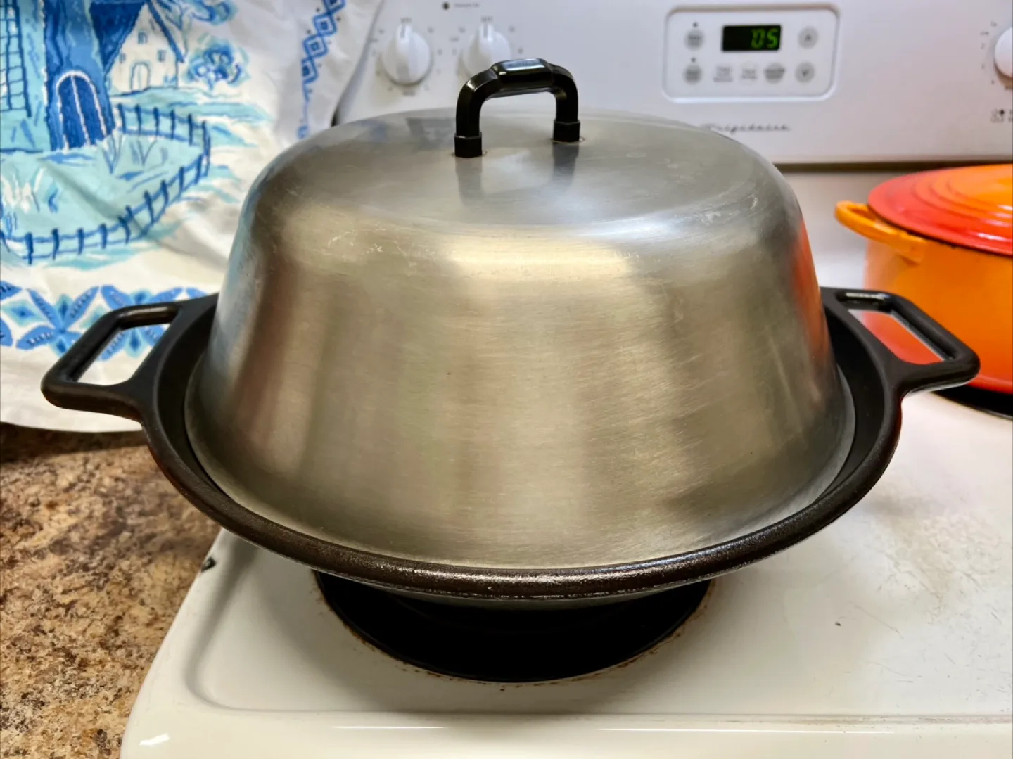 Lodge Cast Iron pro Wok with Lid thumbnail