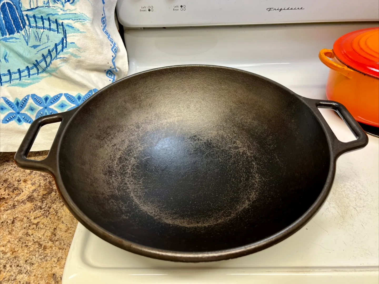 Lodge Cast Iron pro Wok with Lid image indicator(2)