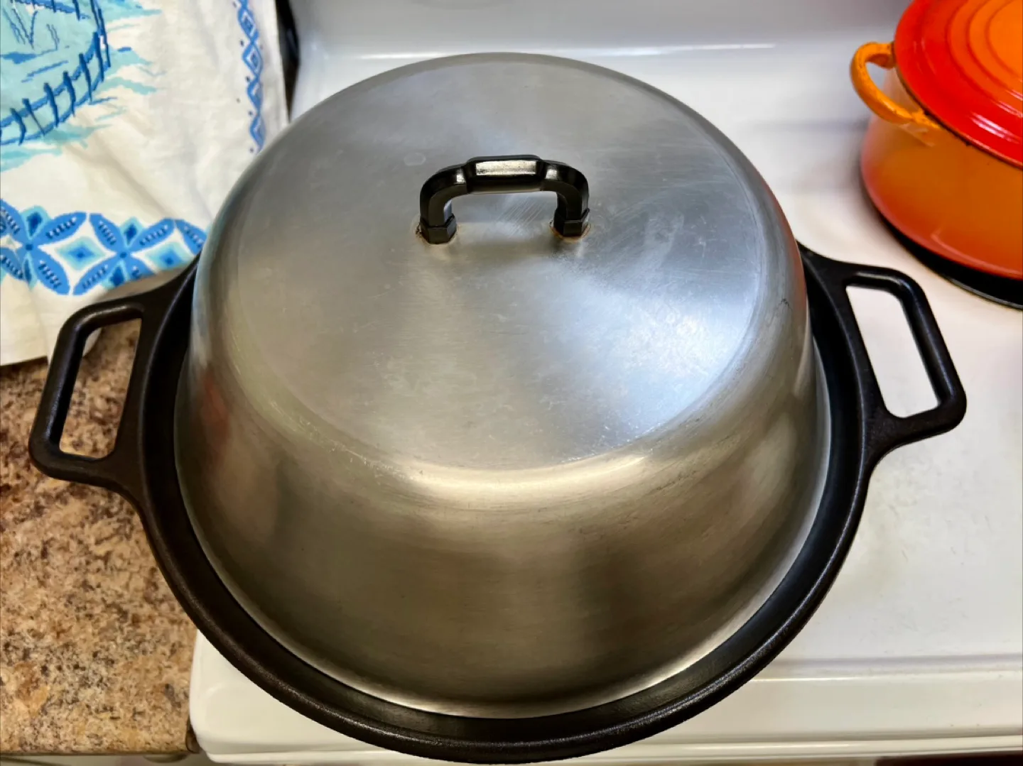 Lodge Cast Iron pro Wok with Lid image indicator(6)