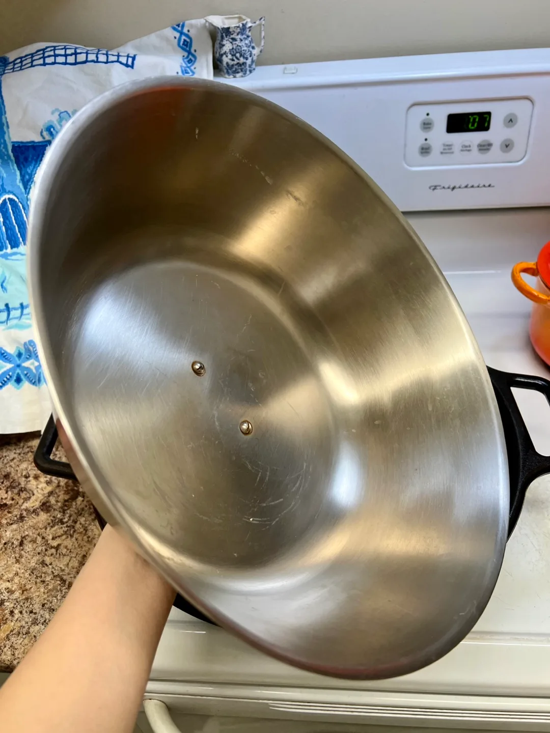 Lodge Cast Iron pro Wok with Lid image indicator(7)