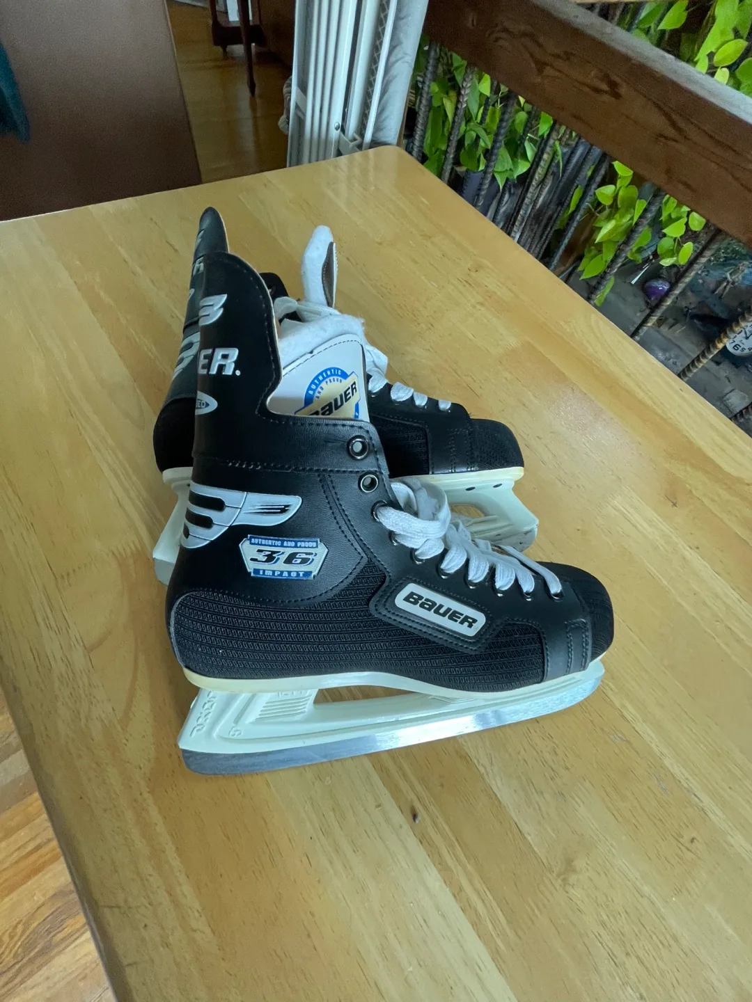 Unisex hockey skates nearly brand new! thumbnail