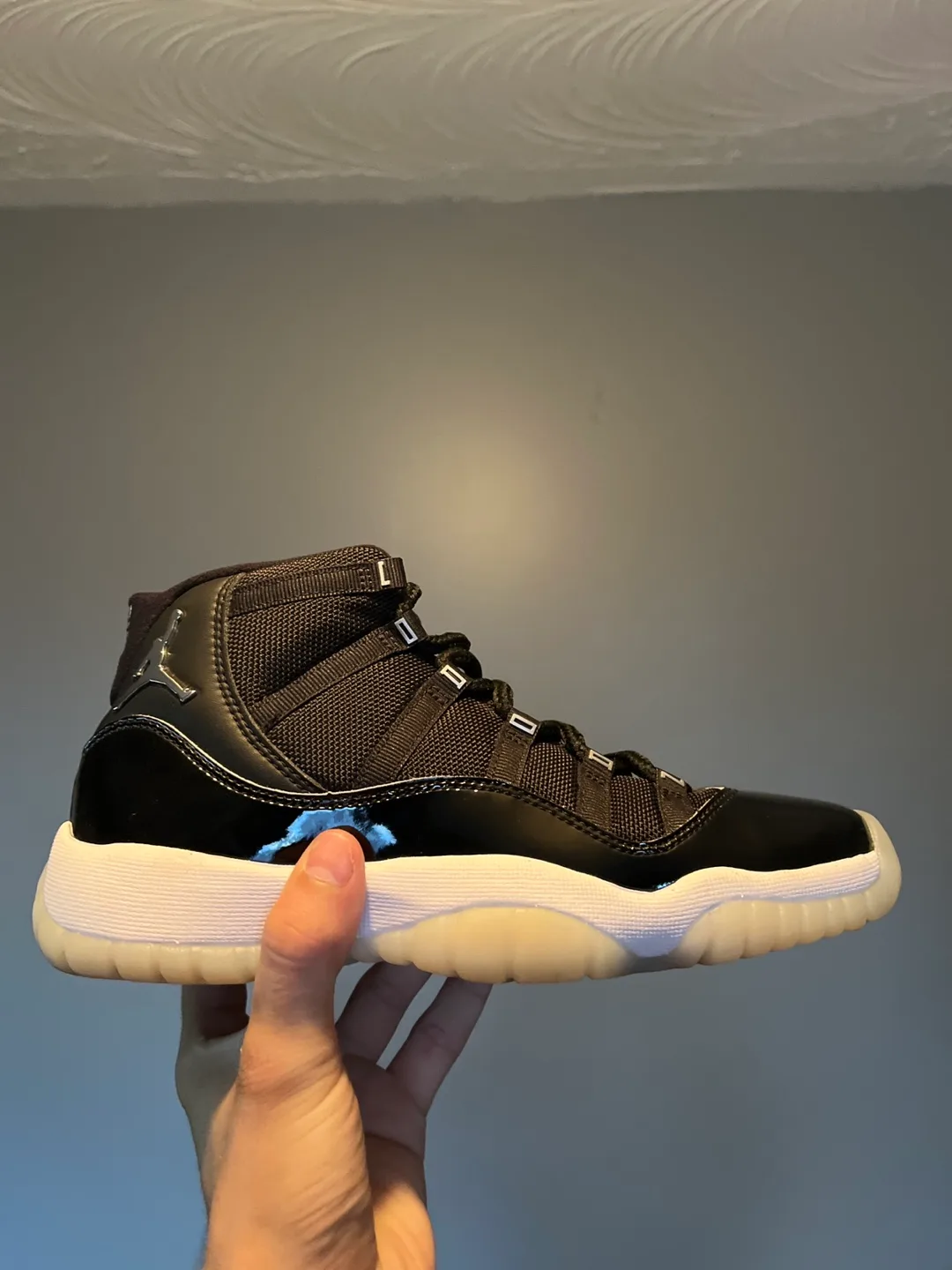 Air Jordan 11 Retro Black/White thumbnail