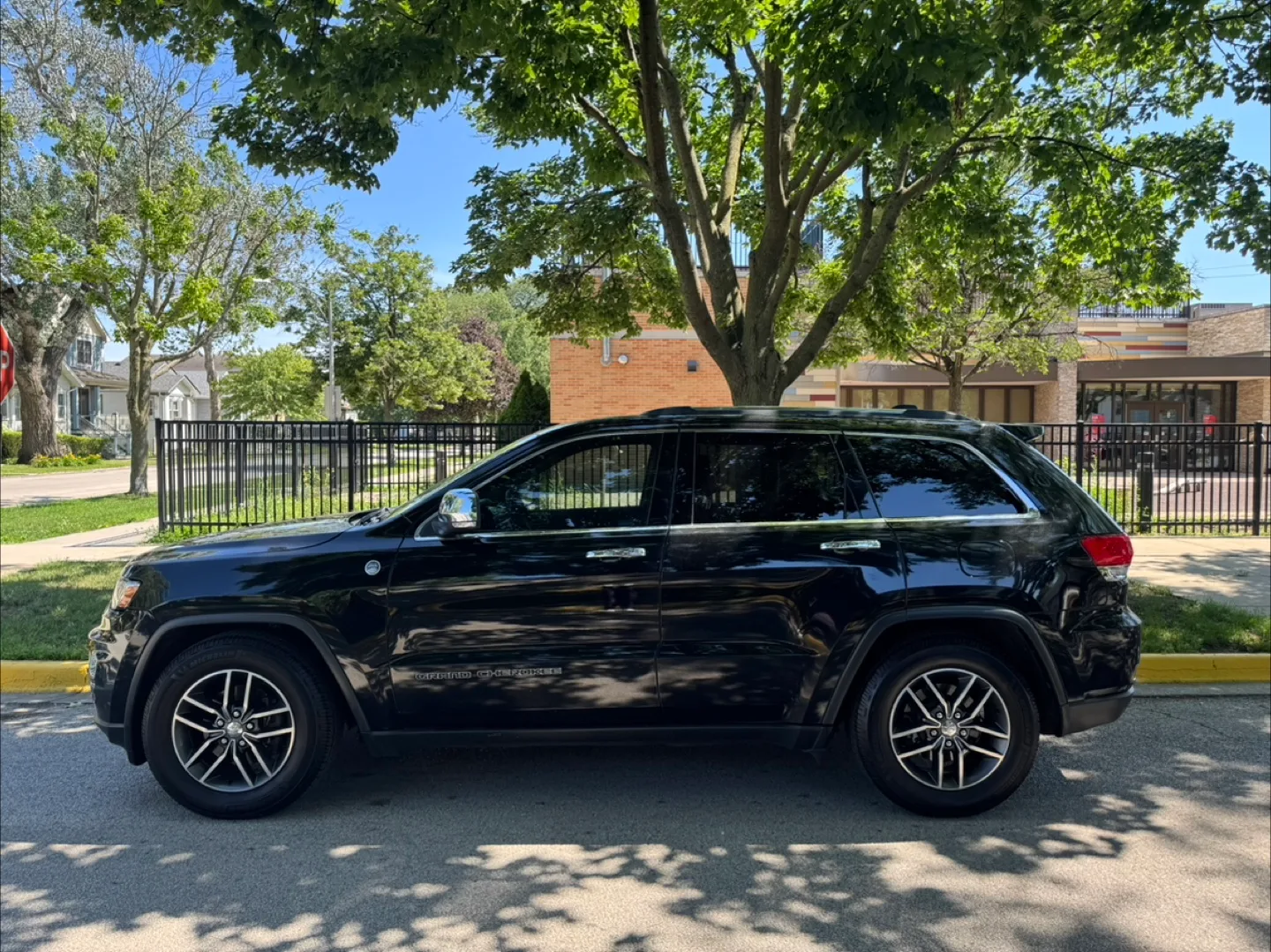 2018 Jeep Grand Cherokee · Limited Sport Utility 4D image indicator(4)