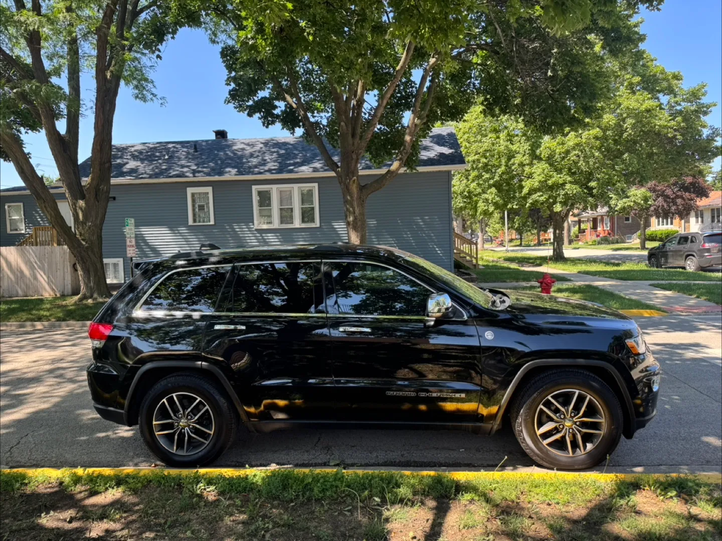 2018 Jeep Grand Cherokee · Limited Sport Utility 4D image indicator(2)