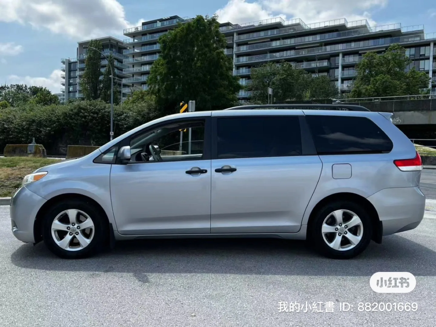 Silver Toyota Sienna Minivan thumbnail