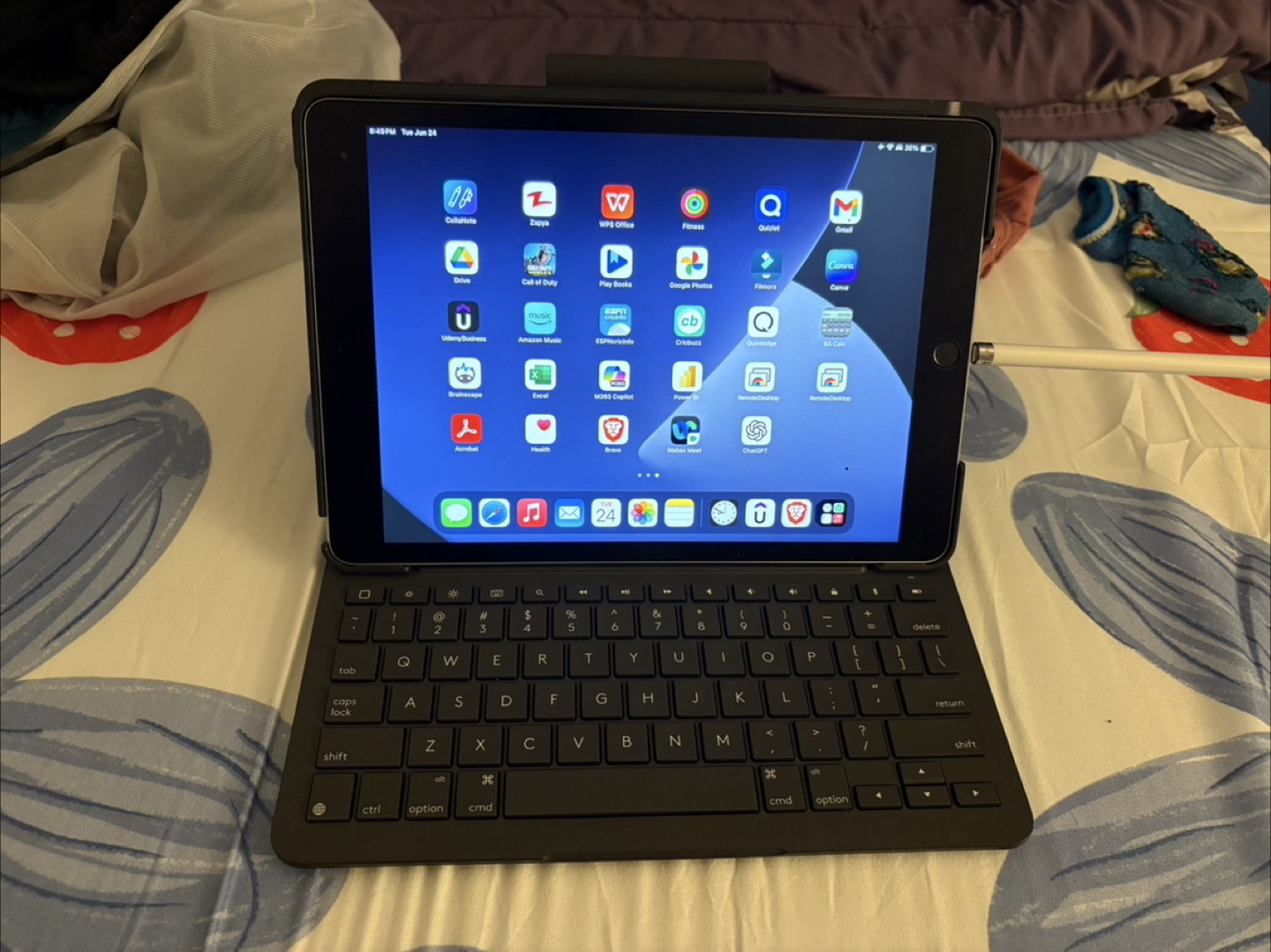 Apple iPad 9gen 64 gb with Logitech Keyboard Case + apple pencil