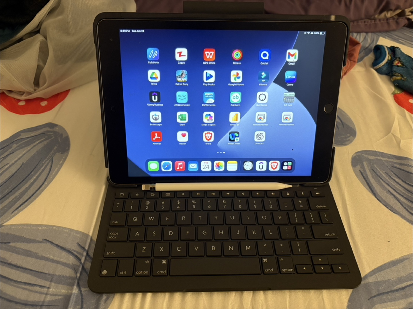 Apple iPad 9gen 64 gb with Logitech Keyboard Case + apple pencil - photo 2