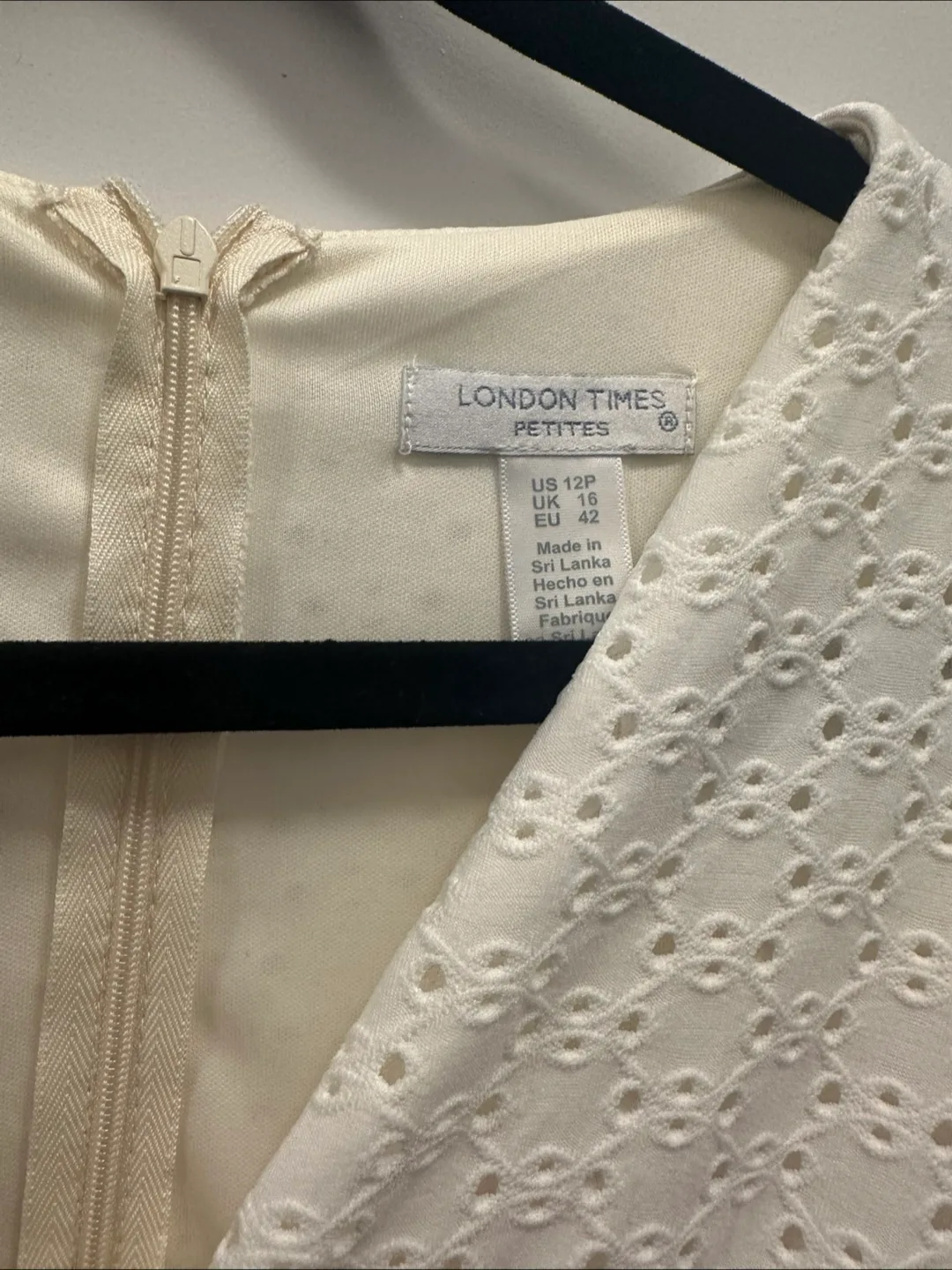 *Like New* Ladies White Eyelet Dress image indicator(2)