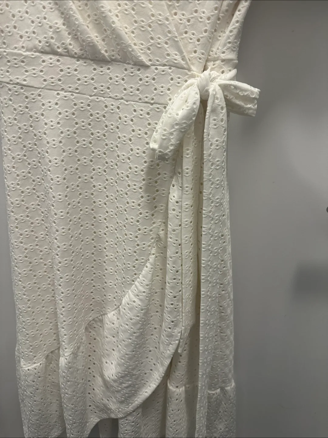 *Like New* Ladies White Eyelet Dress image indicator(4)