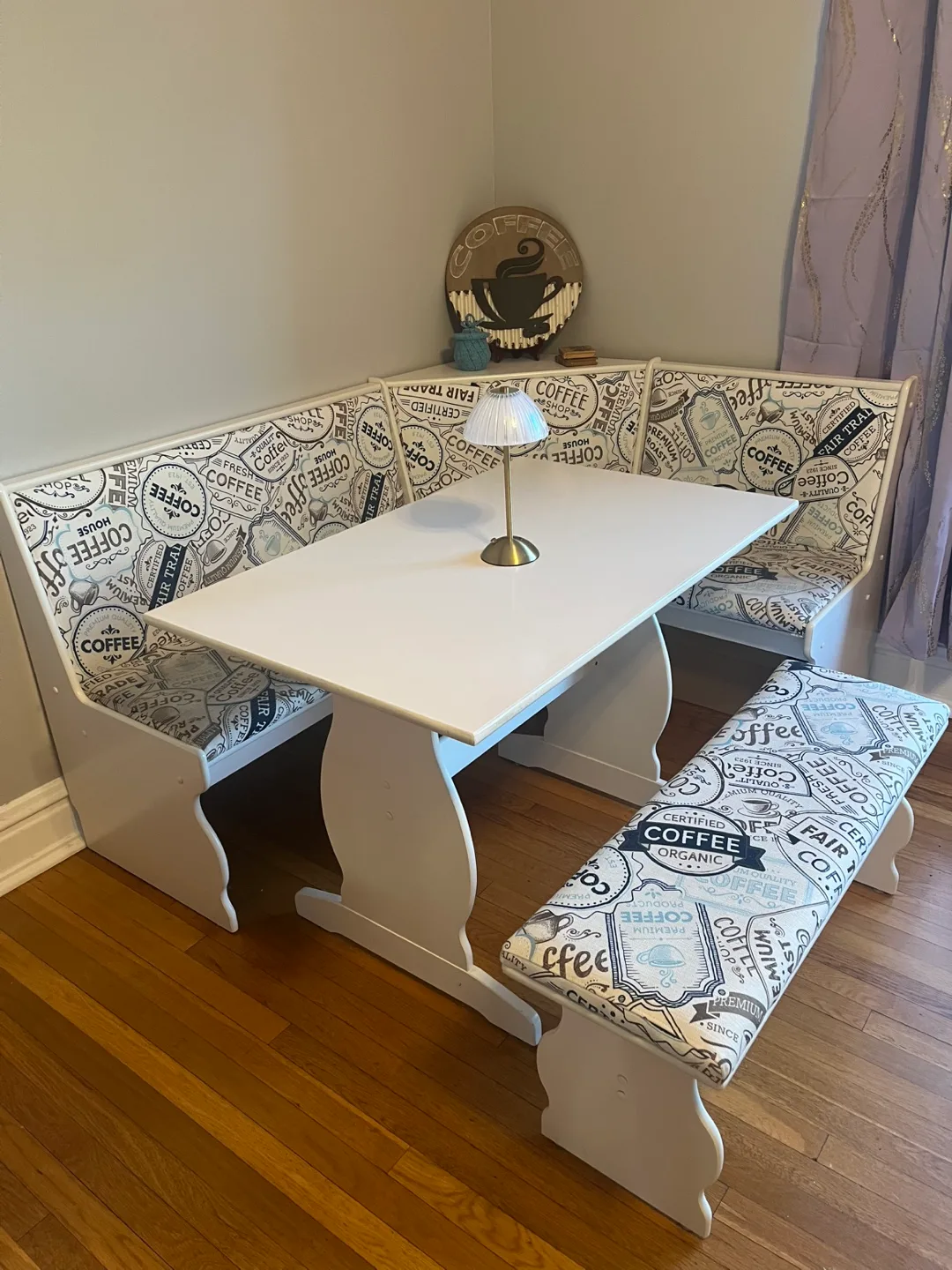 Dining table/breakfast nook thumbnail
