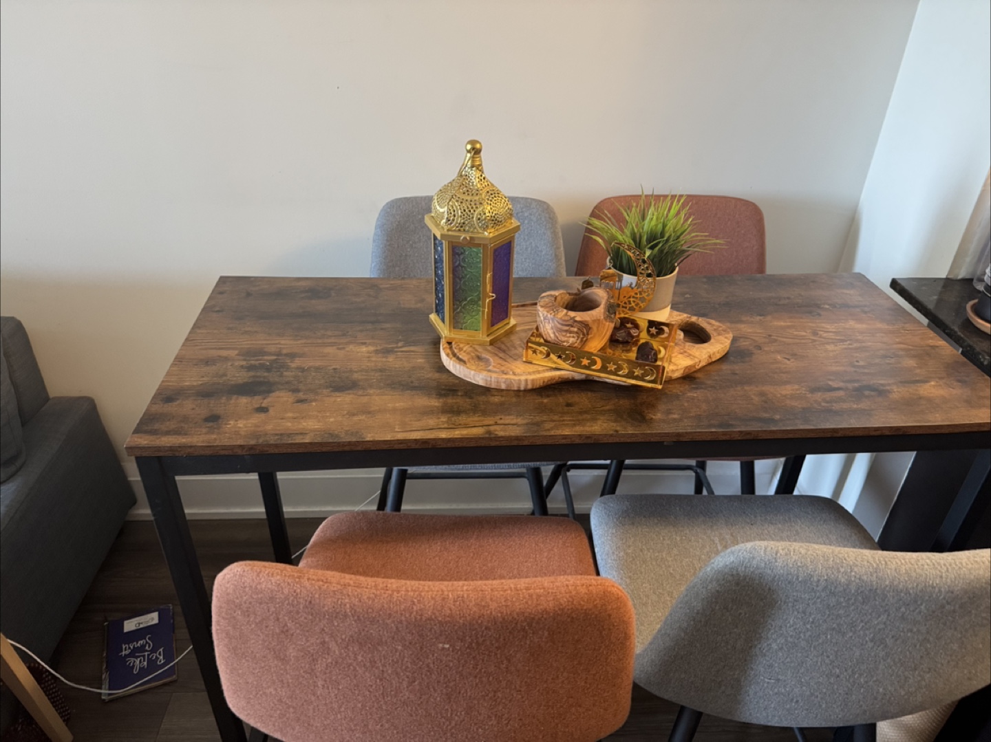 Pub Table with 4 Bar Stools (dining table)