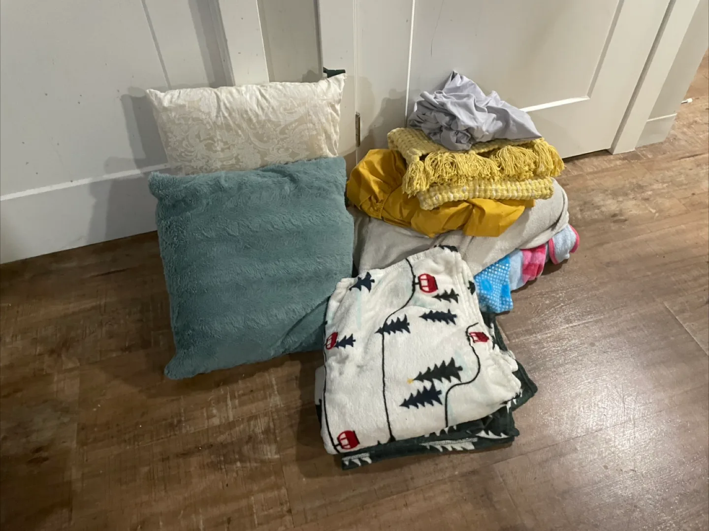 Pillows, Blankets & Bedding thumbnail