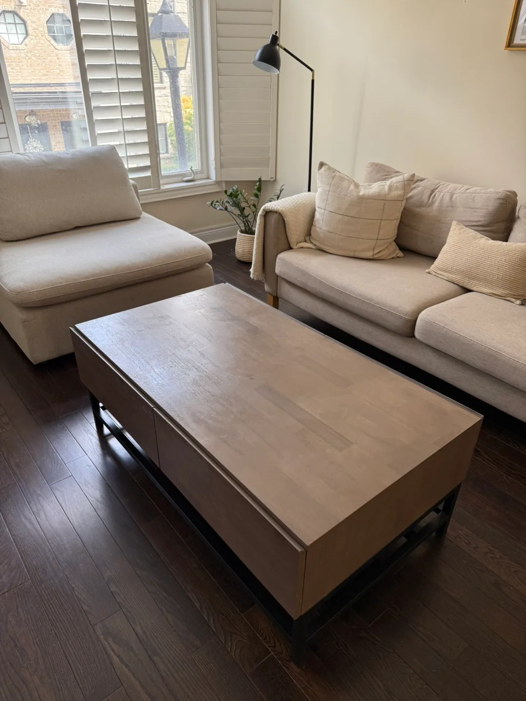 Solid Wood Coffee Table w. Storage Drawers – Must Go! thumbnail