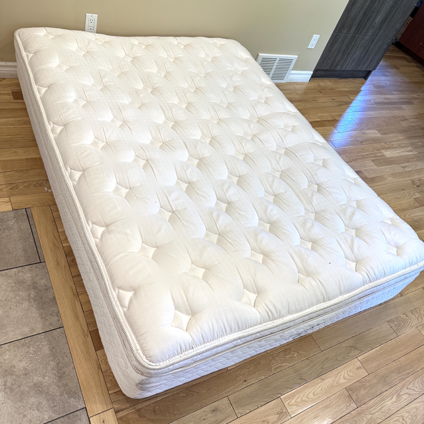 Kingsdown 15” Queen Size Mattress (CAN DELIVER) - photo 3