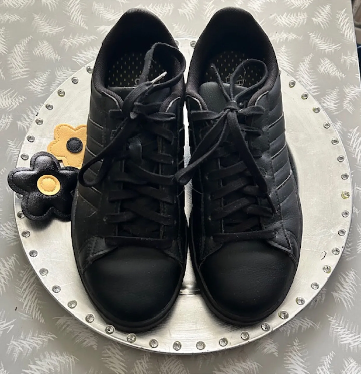 🤩 All Black Adidas Ladies Size 7 thumbnail