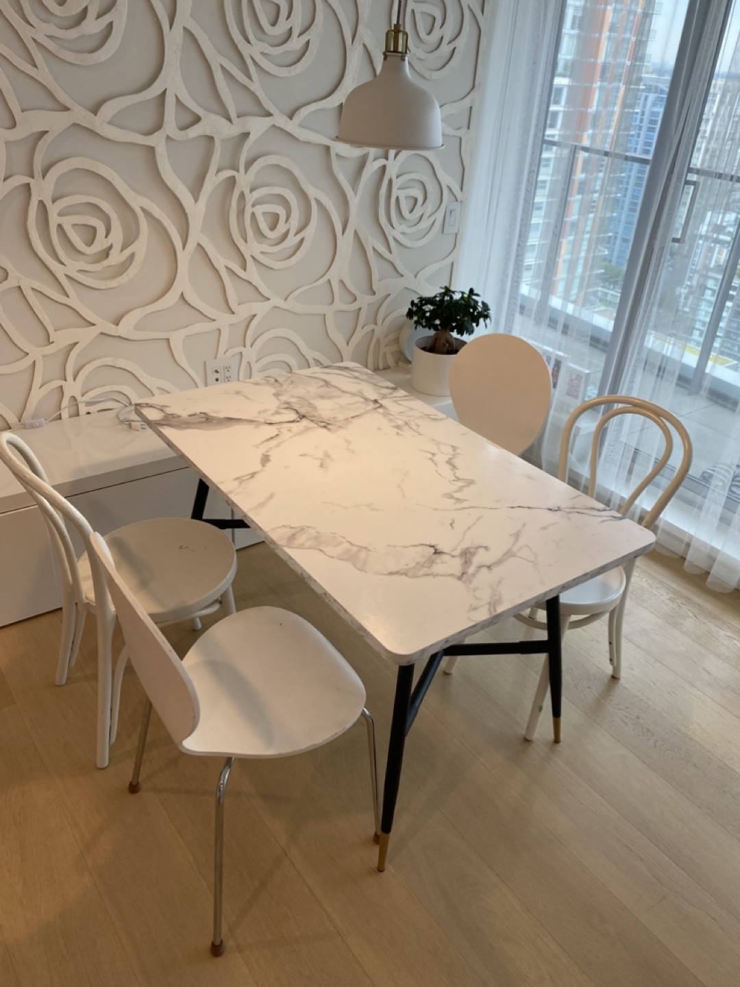 Marble dinning table with 5 white Bentwood Chairs