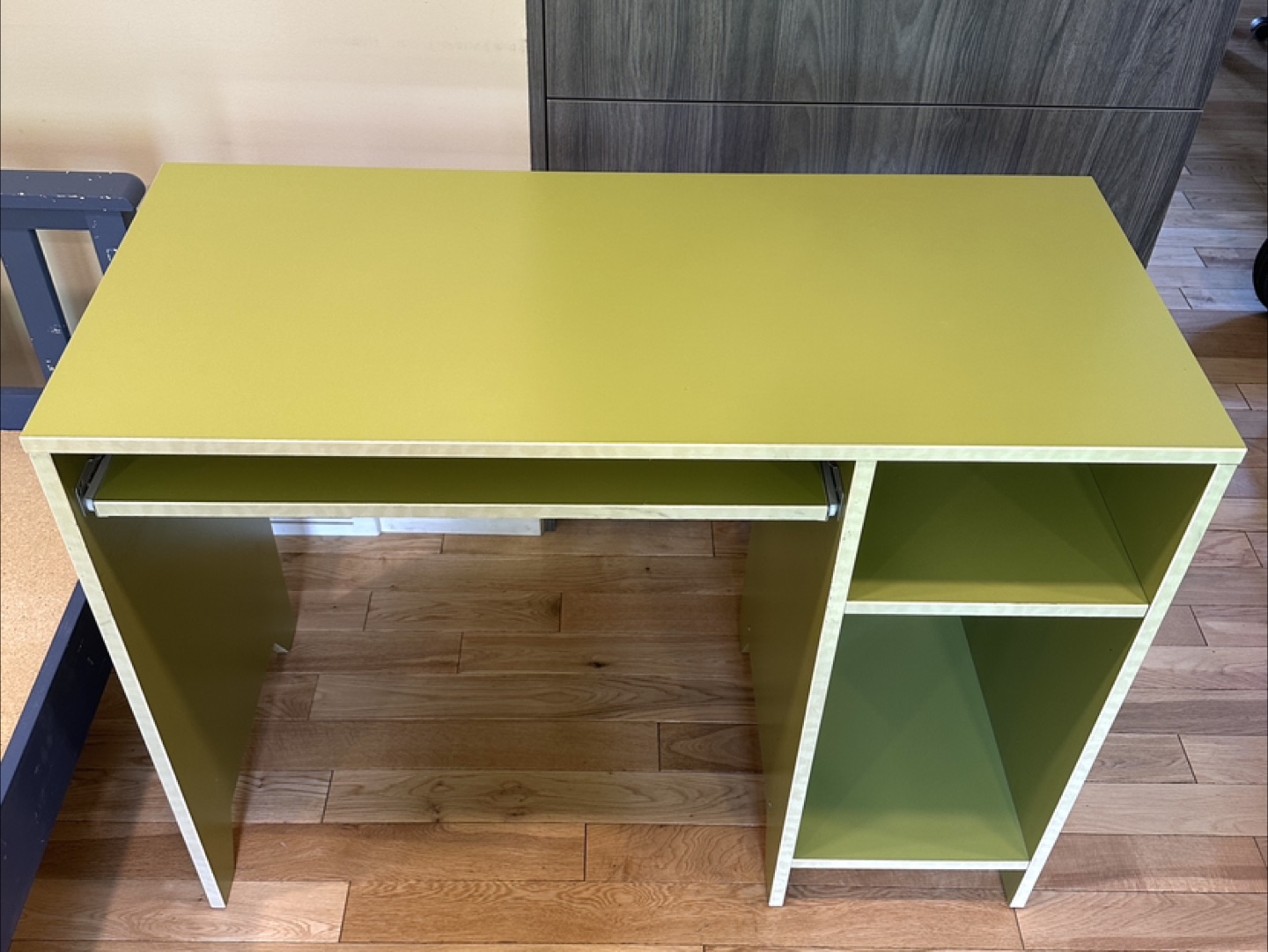 IKEA Robin Desk in Great Condition (CAN DELIVER) - photo 3