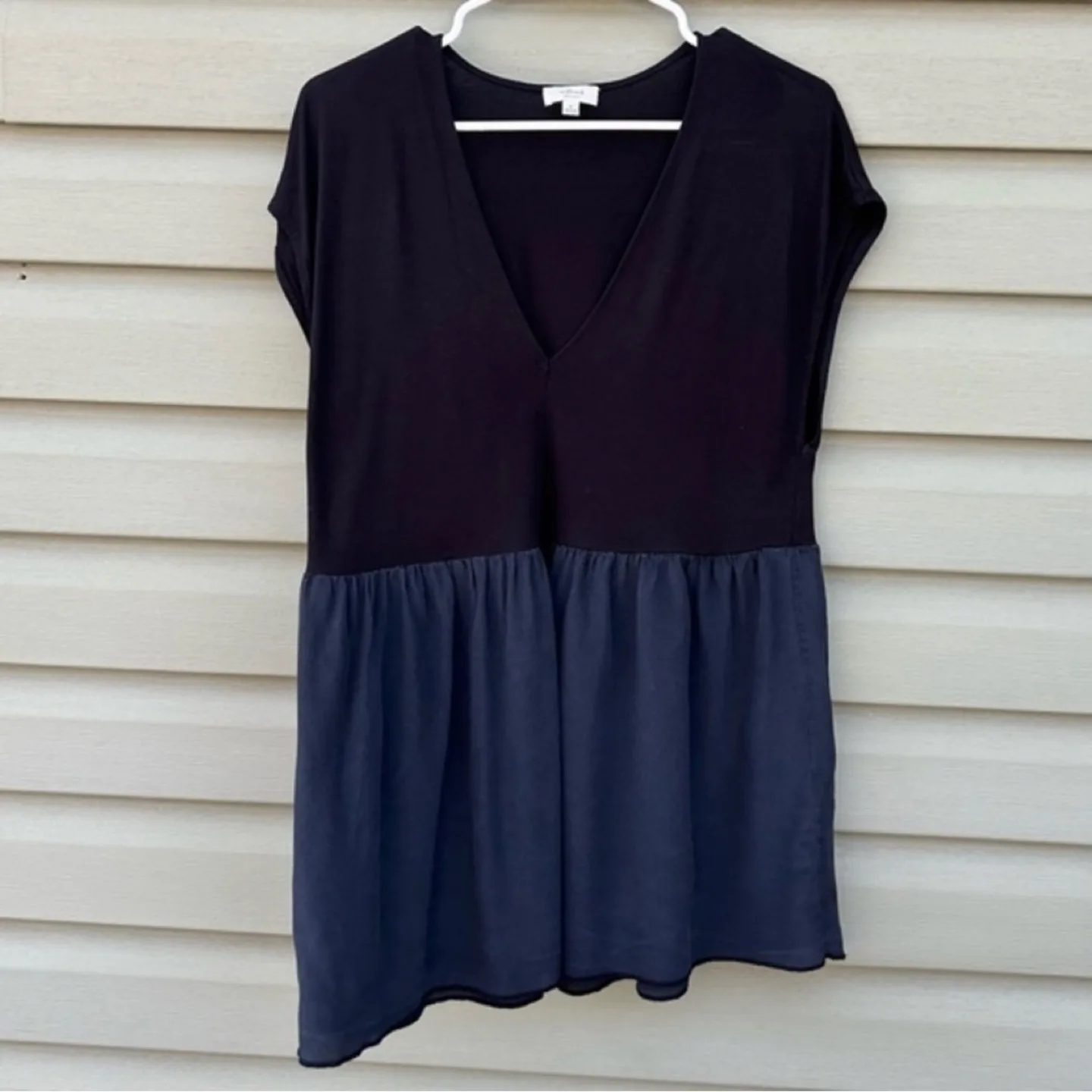 Wilfred Aritzia Mixed Fabric V Neck Silk Flowy Top Womens Size M thumbnail