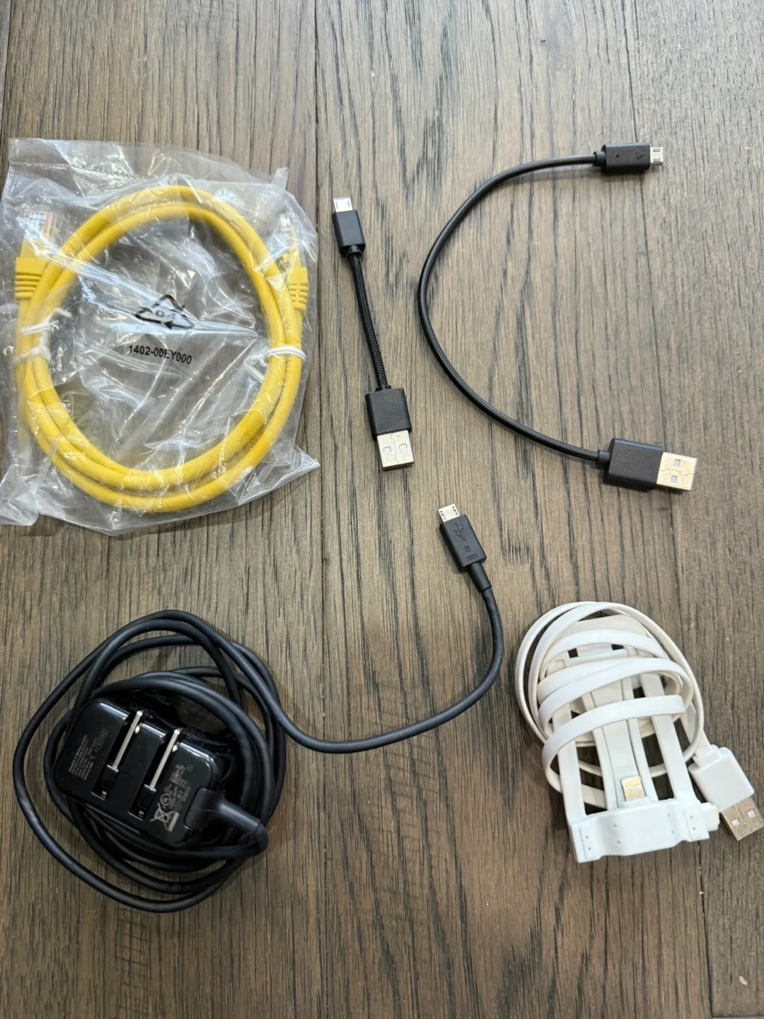 🧡 freecycle Assorted Cables and Charger thumbnail