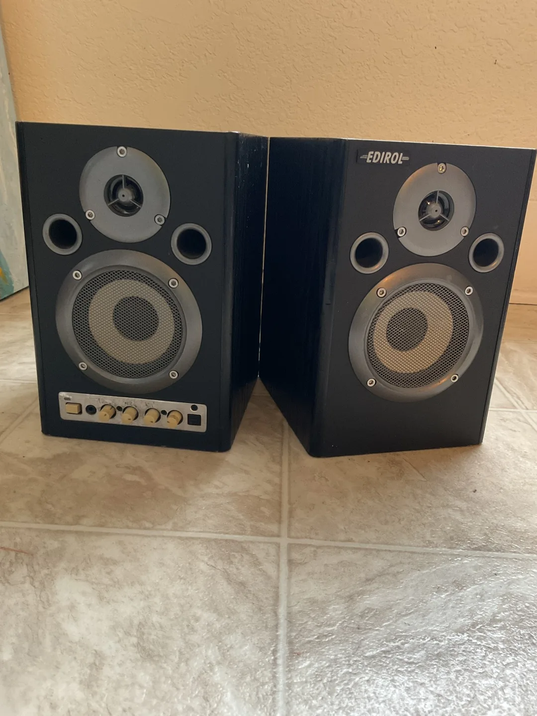 Roland/ Edirol Powered Studio Monitor Speakers thumbnail
