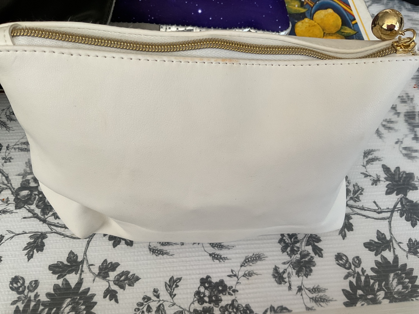Victoria's Secret White Cosmetic Bag #freecycle - photo 2