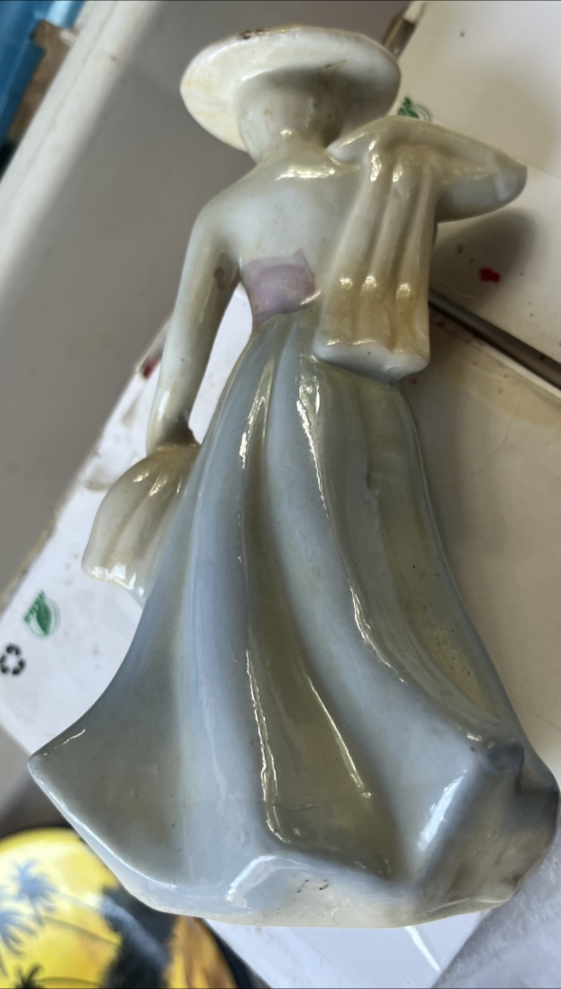 Vintage Porcelain Figurine Lady with Hat - photo 2